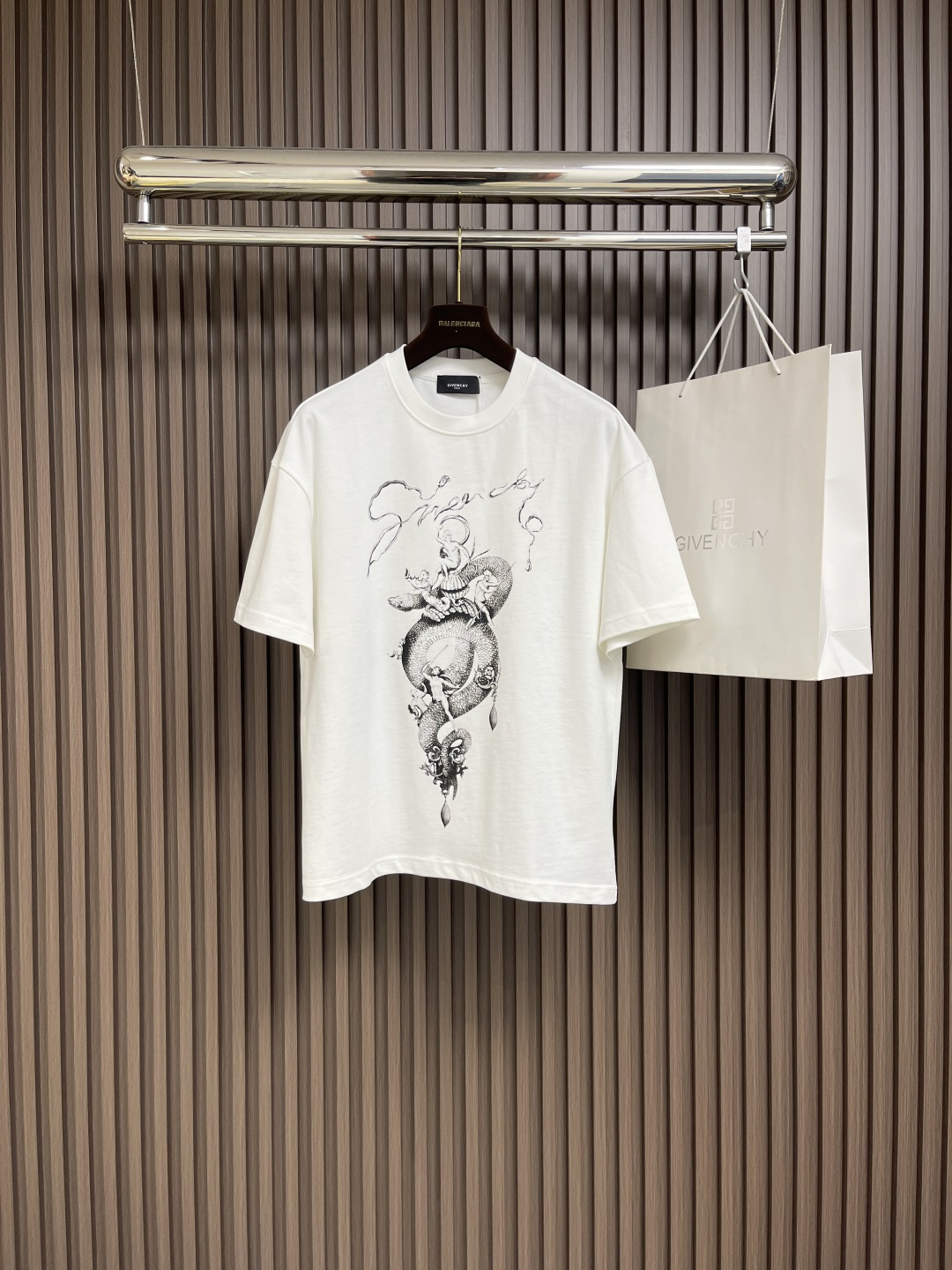 NO:120266,Givenchy's new short-sleeved T-shirt for the Year of the Snake, with its simple yet stylish design, has become a must-have item in summer wardrobe. Short-sleeved sleeves are clean and neat, and are easy to match with various bottoms, both or both, and can be easily controlled, showing different styles and charm. The Year of the Snake print is the highlight of the whole piece. The exquisite printing process makes the letters look three-dimensional, delicate, and show the sense of quality. The style of the letters is simple and elegant, which not only retains the basic fashion elements, but also adds a bit of personalized atmosphere. Size S-XXL Size bust 108cm, shoulder width 55cm, 68.5cm, M size bust 112cm, shoulder width 57cm, 70.5cm, L size bust 116cm, shoulder width 59cm, 72.5cm, XL size bust 120cm  Shoulder width 60cm, garment length 74.5cm, XXL size bust 124cm, shoulder width 61cm, garment length 76cm, givennchy, T-shirt,tees, t-shirt,alexander wang19860909Givenchy 蛇年限定新款短袖T恤,以其简约而不失格调的设计,成为夏日衣橱中的必备单品.短袖干净利落,极易搭配各种下装,无论是、还是,都能轻松驾驭,展现出不同的风格魅力.蛇年印花是整件的亮点所在,精致的印花工艺让字母立体感十足,触感细腻,彰显品质感.字母的样式简约大方,既保留了基础的时尚元素,又增添了几分个性化的气息.尺码S-XXL S码胸围108cm 肩宽55cm 衣长68.5cm M码胸围112cm 肩宽57cm 衣长70.5cm L码胸围116cm 肩宽59cm 衣长72.5cm XL码胸围120cm 肩宽60cm 衣长74.5cm XXL码胸围124cm 肩宽61cm 衣长76cm,,givenchy,T-shirt,tees，t-shirt,alexander wang,Men's clothing