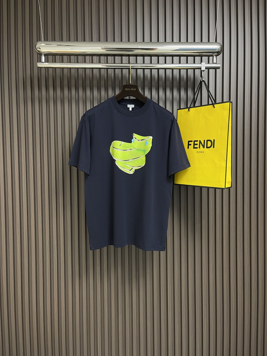 NO:117033,loewe Jelly Green Snake Short-sleeved T-shirt, using 40s double-sided fabric, containing 80% cotton 15% nylon, 230g; matched with 32s cotton cover wire tie-up thread; 260g, white ink multi-color dense dot digital printing is an advanced printing technology. It combines the advantages of white ink digital printing and multi-color dense dot technology, and can present a delicate, rich and layered printing effect. The overall wiring is straight and delicate, the fabric is comfortable and soft, the color is consistent and there is no color difference. It can be matched with the same style to create a fashionable look, control various occasions, customize auxiliary materials, complete three standards, the same style for men and women!  Size XS-L, loewe, T-shirt,tees, t-shirt,alexander wang19860909loewe 果冻绿蛇短袖T恤,采用40s双面面之面料,含80％棉15％锦纶,230g；搭配32s棉盖丝拉架螺纹；260g,白墨多色密网点数码印花是一种先进的印花技术,它结合了白墨数码印花和多色密网点技术的优势,能够呈现出细腻、丰富、层次感强的印花效果.整体走线平直细腻 面料舒适柔软 颜色一致无色差 能与同款搭配营造时尚造型,驾驭各种场合,定制辅料,三标齐全,男女同款！尺码XS-L,,loewe,T-shirt,tees，t-shirt,alexander wang,Men's clothing