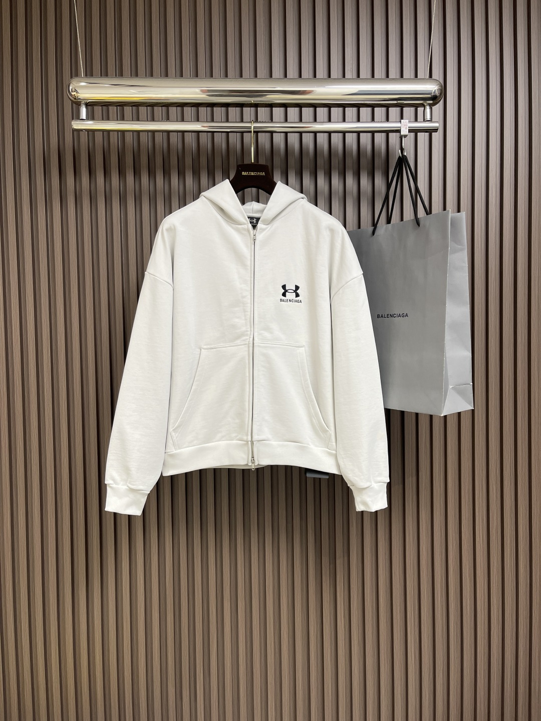 NO:117017,Balenciaga x under armour co-branded sports hooded sweatshirt zipper jacket. This collaboration series adopts the same minimalist idea. Through the increase in the style of traditional sportswear, the BLCG design language presents the iconic silhouette clothing that integrates functionality and aesthetics. Small logo is versatile. The same style for men and women. Size S-XL,,balenciaga,hoodie,sweatshirts,jackets & coats,hats,alexander wang19860909balenciaga x under armour联名款运动连帽卫衣拉链外套,本次合作系列采取了一样的极简思路,通过传统运动服的版型加大凸显blcg设计语言呈现集功能性与美学为一体的标志性廓形服饰 小logo百搭 男女同款 尺码S-XL,,balenciaga,hoodie,sweatshirts,jackets & coats,hats,alexander wang,Men's clothing