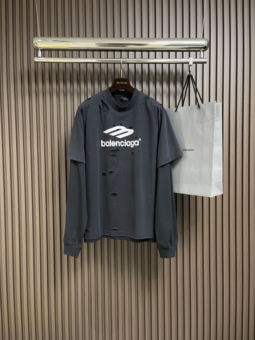 NO:117023,Balenciaga 3m splicing two-piece cut long-sleeved T-shirt, using 15s fine cotton plain patterns, 230g; paired with 32s double yarn thread, 350g. High-density dot slurry printing is a unique and advanced printing technology, the dots are very dense, so the printed patterns have extremely high definition and resolution. The hole hand-stitching process is a manual technique to repair ripped clothes, which can add a unique style to the clothes through creative repair methods. The irregular full-body hole design makes simple garments have a rebellious destructive design sense. The stone grinding water process positioning and garment products are laser-positioned and damaged. The overall line is straight and delicate, the fabric is comfortable and soft, and the color is consistent and there is no color difference. It can be matched with the same style to create a fashionable look, control various occasions, customize auxiliary materials, complete three standards, the same style for men and women!  Size XS-L, balenciaga,tees, t-shirt,alexander wang19860909balenciaga 3m拼接真两件割破长袖T恤,采用15s精棉平纹,230g；搭配 32s双纱拉架螺纹,350g.高密度网点浆印花是一种独特且高级的印刷技术,网点的分布非常密集因此印刷出的图案具有极高的清晰度和分辨率.破洞手工缝合工艺是一种修补衣物破洞的手工技艺,能通过创意的修补方式为衣物增添独特的风格.不规则的全身开洞设计,让简单成衣带有叛逆的破坏设计感.石磨洗水工艺定位破洞处理,成衣制品采用石磨机激光定位手工破坏磨损效果.整体走线平直细腻 面料舒适柔软 颜色一致无色差 能与同款搭配营造时尚造型,驾驭各种场合,定制辅料,三标齐全,男女同款！尺码XS-L,,balenciaga,tees，t-shirt,alexander wang,Men's clothing