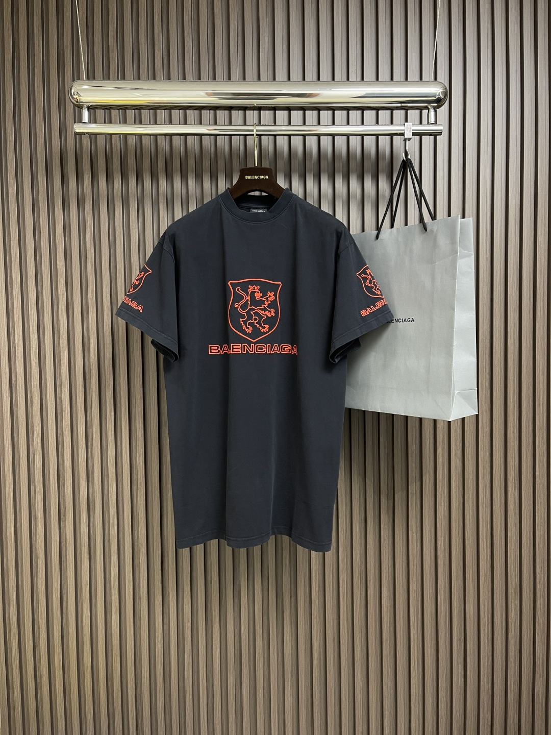 NO:118464,balenciaga 2025SS Balenciaga Manchester United embroidered short-sleeved T-shirt, fixed-woven and dyed 240g long velvet cotton, special fixed-woven black and blue color stir-frying, ready-to-wear fermentation washing and old effect, produced by Tajima embroidery machine imported from Japan, the workmanship is flawless. Customized auxiliary materials, complete three standards, the same style as men and women!  Size 1-2-3-4, ,balenciaga,balenciaga,T-shirt,tees,t-shirt,alexander wang19860909balenciaga 2025SS巴黎世家曼联刺绣短袖T恤,定织定染240g长绒棉,特殊定织黑蓝色彩炒料,成衣酵洗做旧效果,日本进口田岛刺绣机出品,做工走线完美无瑕.定制辅料,三标齐全,男女同款！尺码1-2-3-4,,balenciaga,balenciaga,T-shirt,tees，t-shirt,alexander wang,Men's clothing