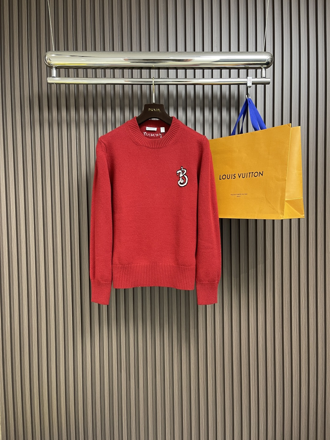 NO:117036,Burberry 2025ss Snake Year Limited Early Spring New Round Neck Sweater Knitted Sweater is made of thick wool cashmere blend fabric. It is refined in an Italian workshop and presents a regular style. Decorated with hand-embroidered logos, incorporated in inlay knitted letters B patterns, praising the Chinese Year of the Snake. Size S-M-L, burberry, sweaters, alexander wang19860909Burberry 2025ss蛇年限定早春新款圆领毛衣针织衫,选用厚质羊毛羊绒混纺面料打造.于意大利工坊精制而成,呈现常规版型.装饰手工刺绣徽标,融入嵌花针织的字母b图案,礼赞中国蛇年.尺码S-M-L,,burberry,sweaters,alexander wang,Men's clothing