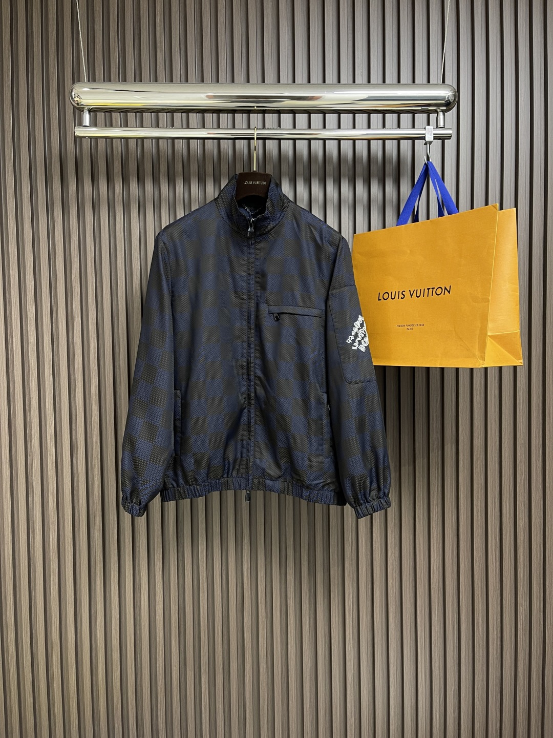 NO:117020,LV 2025ss early spring new style, stand-up collar plaid woven zipper jacket, custom original plaid fabric, alignment cut, chest hidden zipper pocket, front chest zipper opening and closing plaid, elastic elastic belt sleeve hem, left sleeve beaded logo embellishment, casual style, not picky, same style for men and women, size S-XL,,louis vuitton, jackets & coats,alexander wang19860909LV 2025ss早春新款 立领格纹梭织拉链外套,定制原版格纹面料 对位剪裁 胸口隐藏式拉链口袋 前胸拉链开合门襟 松紧弹力带衣袖下摆 左侧衣袖钉珠logo点缀 休闲款式 不挑人穿 男女同款 尺码S-XL,,louis vuitton,jackets & coats,alexander wang,Men's clothing