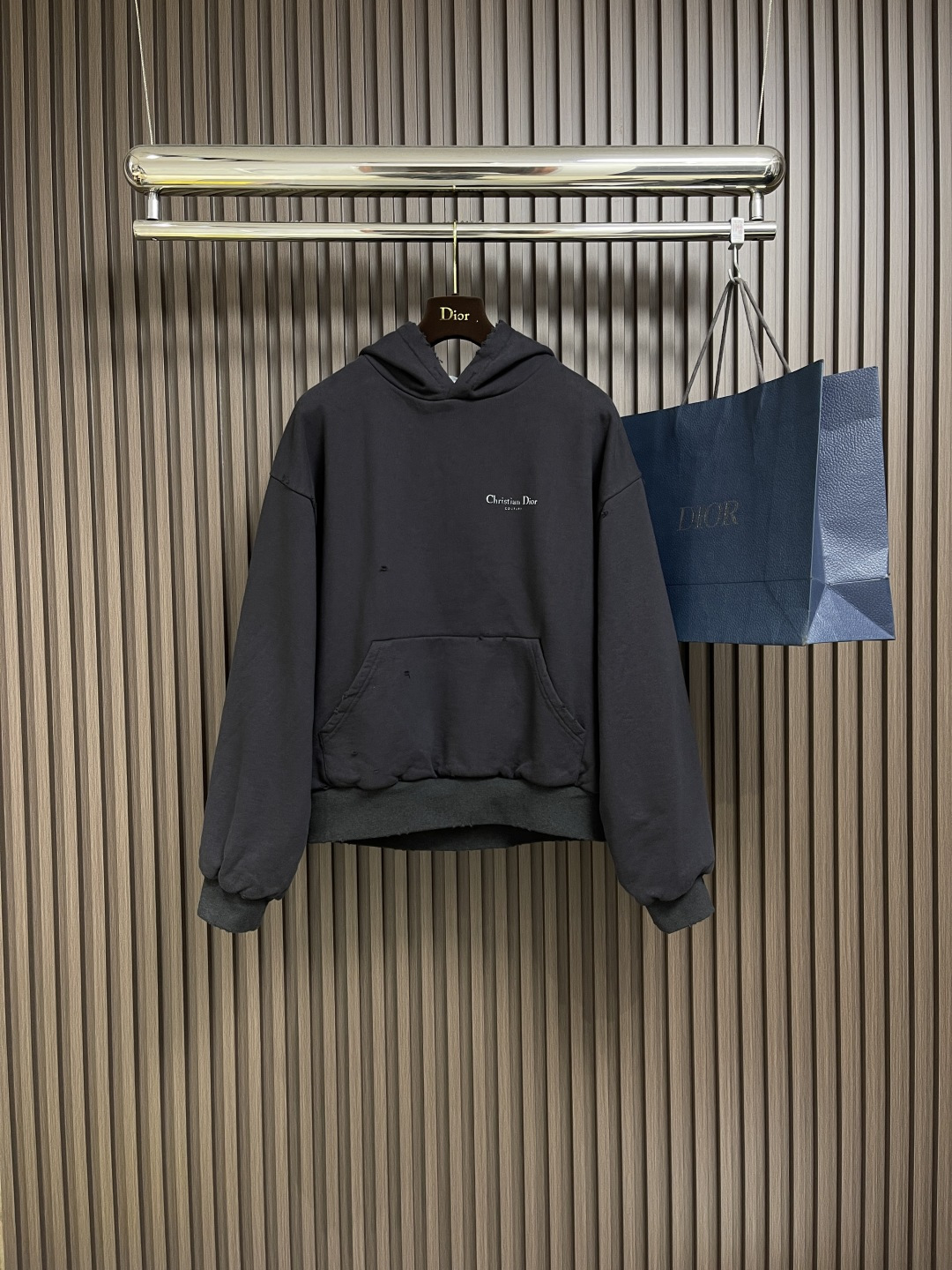 NO:117029,Dior 2025ss new hooded sweatshirt, carefully crafted from black cotton velvet fabric, with lining design, and cistian couture prints on the chest and back to enhance the style and highlight the dessert effect. Lining with the same fabric is casually tailored, paired with ribbed cuffs and bottom edge. The texture is warm, soft and comfortable, and can be matched with various casual outfits. Size S-XL, dior, hoodie, sweatshirts, hats, alexander wang19860909Dior 2025ss新款连帽卫衣,采用黑色棉质起绒面料精心制作,带里料设计,胸前和背部饰以 cistian couture 印花提升格调,突显仿旧效果.带有相同面料的里料,休闲剪裁,搭配罗纹袖口和底边.质感温暖、柔软舒适,可与各式休闲装扮搭配.尺码S-XL,,dior,hoodie,sweatshirts,hats,alexander wang,Men's clothing