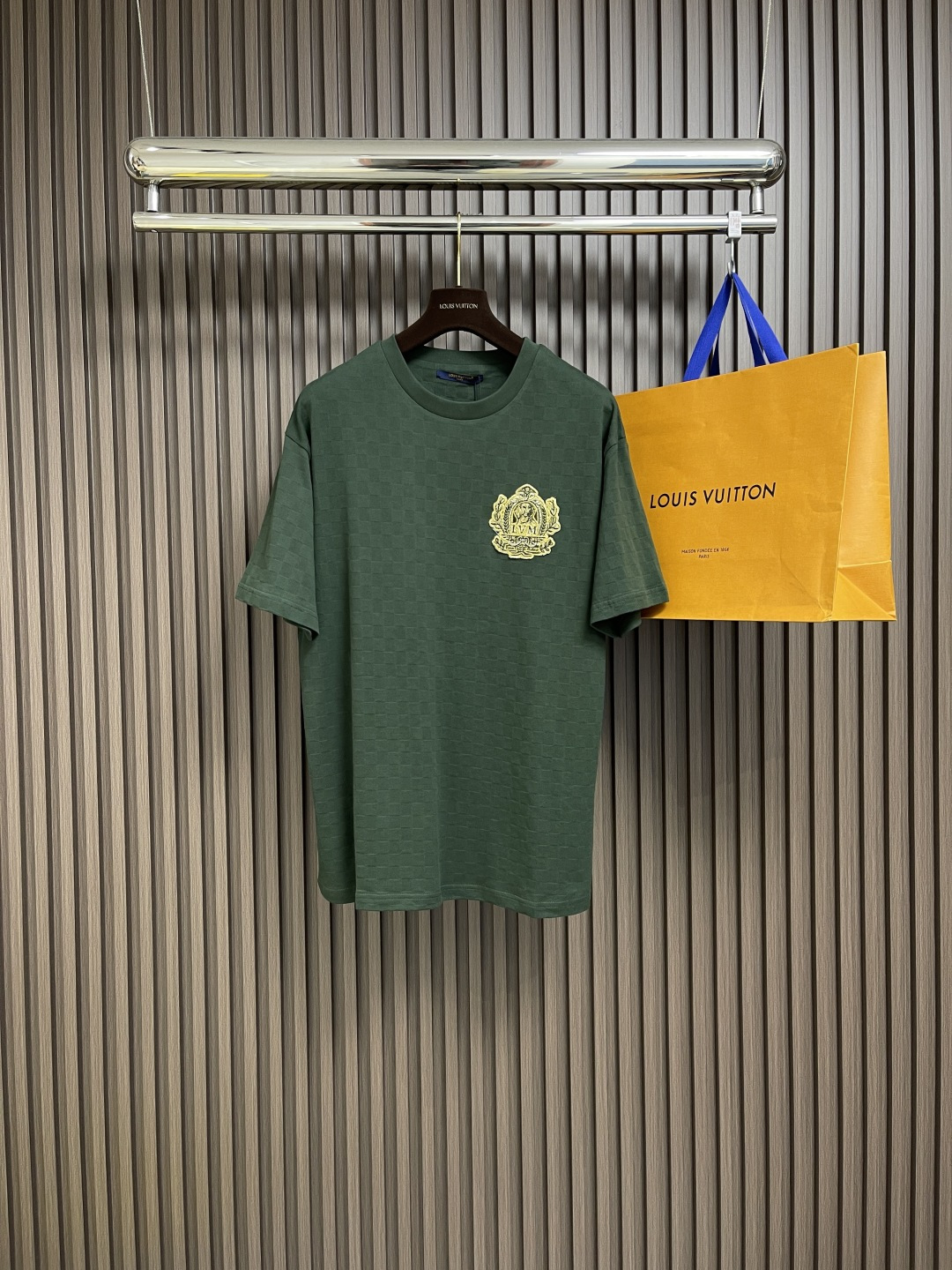 NO:117004,Support after-sales after-sales LV 2025SS new damier gold dog embroidered short-sleeved T-shirt, using 50s double-stranded light wire, 210g; matched with 32s double-yarn thread, 300g. The full-pair jacquard fabric uses silk thread with better gloss as warp and weft thread, and a delicate and delicate triangle pattern is woven on the whole fabric through a complex jacquard process. The embroidered seal is embroidered, and the logo uses imported custom embroidery thread, creating a three-dimensional micro-relief embroidery effect. Size S-XL,,louis vuitton, T-shirt,tees, t-shirt,alexander wang19860909支持年后售后 LV 2025SS新款damier金狗刺绣章仔短袖t恤,采用50s双股光丝,210g；搭配32s双纱螺纹,300g.光丝全副提花面料采用光泽度较好的丝线作为经纬线,通过复杂的提花工艺在整幅面料上织造出细腻、精致三角图案.刺绣章仔点缀,徽标采用进口定做绣线,造就了立体微浮雕的刺绣效果.尺码S-XL,,louis vuitton,T-shirt,tees，t-shirt,alexander wang,Men's clothing