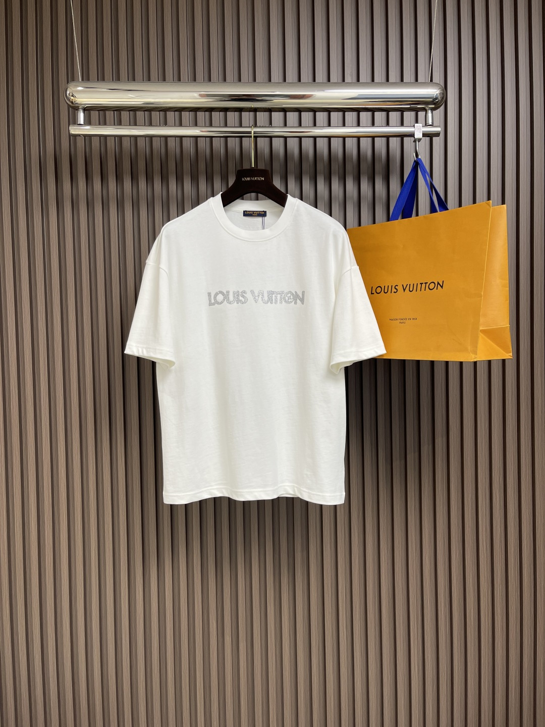 NO:455923,LV 2025ss early spring printed logo pure cotton wide version round neck men's short-sleeved T-shirt, the new season and new launch series cleverly integrates the logo into the design, shaping a series of sports style items full of retro style. On this versatile T-shirt, a pattern with a hint of nostalgic meaning is presented in the body in a low-key manner. The original version is designed to develop double-strand cotton plain fabric, with wide upper body and comfortable, and the outside and the inside are matched casually. Size M-XXL,,louis vuitton,T-shirt,tees,t-shirt,alexander wang19860909LV 2025ss 早春印花logo纯棉质阔版圆领男士短袖t恤,新季新推系列将标识巧妙融入设计,塑就一系列充满复古风情的运动风单品.在这款百搭t恤上,带着一丝怀旧意蕴的图案低调呈现于衣身,优选特定原版开发双股精棉平纹面料,上身挺阔舒适度佳,外穿内搭随意搭配 尺码M-XXL,,louis vuitton,T-shirt,tees，t-shirt,alexander wang,Men's clothing