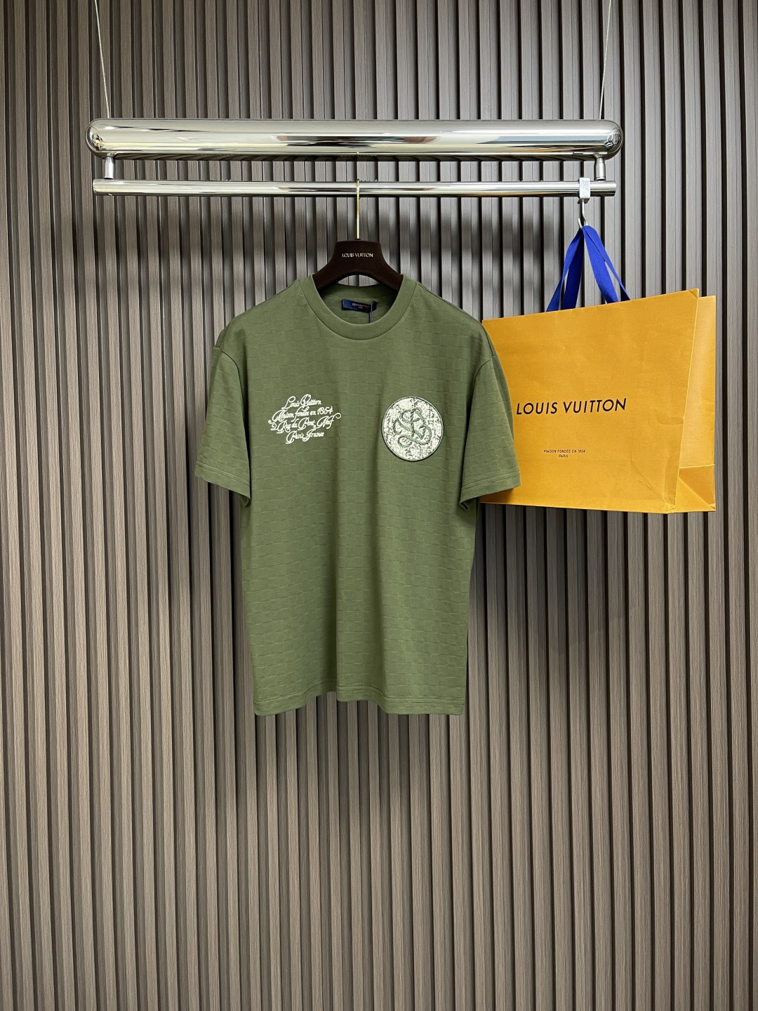 NO:117030,LV green bead small plaid short-sleeved T-shirt, using 50s double strands, 210g; matched with 32s double yarn thread, 300g. Handwritten embroidery is designed with the original size as the standard, restoring the overall three-dimensional visual effect. It uses linen material embroidery thread combined with encryption processing, and the embroidery body has a subtle matte visual texture; the embroidery effect is three-dimensional and full. The overall thread is straight and delicate. The fabric is comfortable and soft. The color is consistent and has no color difference. It can be matched with the same style to create a fashionable look, and can use various occasions to create a custom auxiliary material, complete three standards, the same style for men and women. Size XS-L,,louis vuitton, T-shirt,tees, t-shirt,alexander wang19860909LV 绿珠小格纹短袖T恤,采用50s双股光丝,210g；搭配32s双纱螺纹,300g.手写字刺绣以原版大小尺寸为标准设计,还原整体立体的视觉效果.采用亚麻材质绣线结合加密处理,绣体具有微妙的哑光视觉质感；刺绣效果立体饱满.整体走线平直细腻 面料舒适柔软 颜色一致无色差 能与同款搭配营造时尚造型,驾驭各种场合,定制辅料,三标齐全,男女同款 尺码XS-L,,louis vuitton,T-shirt,tees，t-shirt,alexander wang,Men's clothing