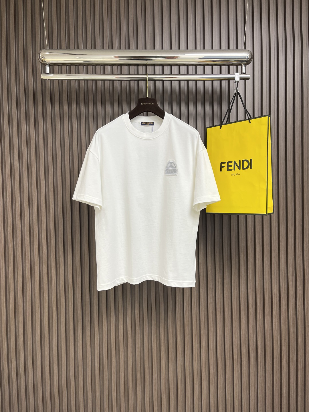 NO:455903,LV 2025SS early spring three-dimensional jeans logo letter T-shirt, the fabric is made of 26 single-strand pure cotton, the large goods are carefully cut and cut, ensuring the consistent shape of each piece of clothing, the production factory is produced by professional knitting to ensure the quality of the large goods. It is a very versatile model, welcome to compare the entire network size M-XXL,,louis vuitton,tees, t-shirt,alexander wang19860909LV 2025SS早春立体仔章logo字母T恤,面料采用26支单股纯棉,大货采用取花精心断裁,保证每件衣服花型一致,生产工厂由专业针织生产,确保大货品质质量.非常百搭的一款,欢迎对比全网 尺码M-XXL,,louis vuitton,tees，t-shirt,alexander wang,Men's clothing