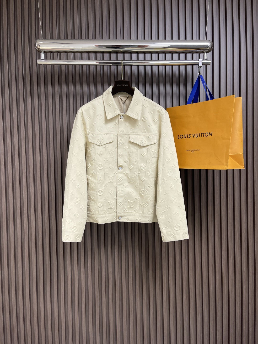 NO:117039,Jacket Pants P LV  Full-print embossed embossed denim jacket jeans set, custom denim fabric, white lettering nail bead button closure, front chest symmetrical buckle flap pocket, hem slanted pocket, straight-tube style, not picky, monogram three-dimensional embossed, eliminates old embossed molds, redeveloped based on the original version, the overall embossed effect lines are smoother, different from the rigid and large embossed effect of the market effect, the concave embossed embossed printing process is heated by upper and lower molds, and the rolling rolls press the fabric at a certain temperature, and the three-dimensional layered convex surface is completed by mechanical embossing. The fabric generation has  The three-dimensional effect of embossing style and the concave and concave pattern with special gloss effect, the three-dimensional pattern has a strong three-dimensional feeling, adding decorative art effect, clear layers, three-dimensional image concentrating, and accurate perspective angle. The soft and gentle washing process of ready-made garments embossed cut sheets are combined with clean color tannins. After sewing, the denim is sand-washed, which is used to matte the fabric. After treatment, the denim will fade partly and cover the surface of the denim with soft fur, giving it a soft and delicate feel. During the sand washing process, in addition to the sand washing agent, softener is also added to improve the sand washing effect. The same style for men and women!  Jacket code 46-52 Pants code 29-30-31-32 Counter code digits are too large, louis vuitton, jeans, jackets & coats, alexander wang19860909外套 裤子P LV 满印压花浮雕牛仔外套牛仔裤套装,采用定制丹宁牛仔面料,白色刻字钉珠纽扣门襟开合,前胸对称系扣翻盖口袋,下摆斜插口袋,直筒版型,不挑人穿,满身monogram立体压纹,淘汰旧版压花模具,重新根据原版开发,整体压花效果线条更流畅,区别于市场效果的生硬且偏大的压花效果,凹凸压纹印花工艺凹凸压花工艺由上下模加热定型,轧辊在一定温度下压轧面料,通过机械压印来完成产生立体层次凸面.织物产生具有浮雕风格的立体效应和特别的光泽效果的凹凸花纹的工艺,制作立体造型图案文字有较强的立体感,增添装饰艺术效果,层次清晰、立体形象浓缩、透视角度准确,成衣柔缓洗水工艺压花裁片与净色单宁相结合,缝制后进行牛仔布的砂洗,就是用砂洗剂对织物进行磨砂处理,经过处理后会使牛仔布部分褪色,并在牛仔布表面布满柔和的茸毛,赋予其柔软、细腻的手感,砂洗过程中,除砂洗剂外还加入柔软剂以提高砂洗效果,男女同款！外套码数46-52 裤子码数29-30-31-32 专柜码数 偏大,,louis vuitton,jeans,jackets & coats,alexander wang,Men's clothing