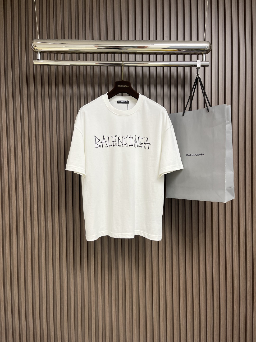 NO:126567,Balenciaga 2025ss early spring new model digital connection design bb flocking three-dimensional pattern full of high-end 280g pure cotton double yarn sweat fabric same cylinder fixed dye special bold 32 double strands 1x1 thread Size M-XXL M size clothes length 69cm bust 110cm shoulder width 56.5cm L size clothes length 70cm bust 114cm shoulder width 58cm XL size clothes length 71cm bust 118cm shoulder width 59.5cm XXL size clothes length 72cm bust 122cm shoulder width 61cm, ,balenciaga,alexander wang19860909balenciaga 2025ss早春新款 数字连接设计bb 植绒立体图案 高级感满满 280克纯棉双纱汗布面料 同缸定染特种加粗32支双股1x1螺纹 尺码M-XXL M码衣长69cm 胸围110cm 肩宽56.5cm L码衣长70cm 胸围114cm 肩宽58cm XL码衣长71cm 胸围118cm 肩宽59.5cm XXL码衣长72cm 胸围122cm 肩宽61cm,,balenciaga,alexander wang,Men's clothing