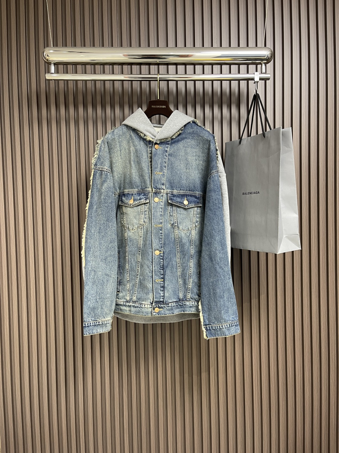 NO:117042,Balenciaga 2025ss new spliced ​​multi-pocket single-breasted casual hooded long-sleeved jacket jacket, using 12.5 amps 7 by 7 high-density twill cotton denim and 480 grams of cotton fixed weaving and dyeing original board color. The upper body texture is three-dimensional and stylish. The whole piece of clothing is washed with medium-sized color. The color is even. The upper body effect is comfortable and natural. Size 1-2-3,,balenciaga, jackets & coats, jackets & coats,hats,alexander wang19860909balenciaga 2025ss新款拼接多口袋单排扣休闲连帽长袖夹克外套,采用12.5安7乘7高密斜纹全棉牛仔布 以及480克全棉定织定染原板颜色 上身质感立体有型 整件衣服采用中孝洗 颜色均匀 上身效果舒适自然.尺码1-2-3,,balenciaga,jackets & coats,jackets & coats,hats,alexander wang,Men's clothing