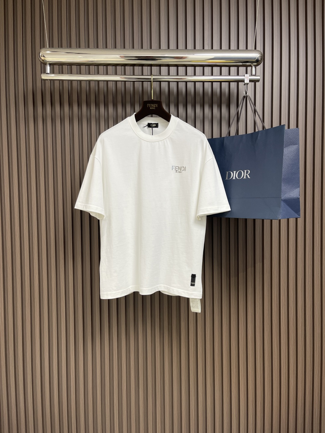 NO:118462,fendi 2025SS early spring badge printed short-sleeved T-shirt, custom-made brilliant velvet cotton, the overall wiring is straight and delicate, the fabric is comfortable and soft, the color is consistent and no color difference, it can be matched with the same style to create a fashionable look, control various occasions, custom-made auxiliary materials, three standards, the same size of men and women, S-XXL S-S-S-S-S-S-S-S-S-S-S-S-S-S-S-S-S-S-S-S-S-S-S-S-S-S-S-S-S-S-S-S-S-S-S-S-S-S-S-S-S-S-S-S-S-S-S-S-S-S-S-S-S-S-S-S-S-S-S-S-S-S-S-S-S-S-S-S-S-S-S-S-S-S-S-S-S-S-S-S-S-S-S-S-S-S-S-S-S-S-S-S-S-S-S-S-S-S-S-S-S-S-S-S-S-S-S-S-S-S-S-S-S-S-S-S-S-S-S-S-S-S-S-S-S-S-S-S-S-S-S-S-S-S-S-S-S-S-S-S-S-S-S-S-S-S-S-S-S-S-S-S-S-S-S-S-S-S-S-S-S-S-S-S-S-S-S-S-S-S-S-S-S-S-S-S-S-S-S-S-S-S-S-S-S-S-S-S-S-S-S-S-S-S-S-S-S-S-S-S-S-S-S-S-S-  wang19860909fendi 2025SS早春徽章印花短袖T恤,定制璀璨丝绒棉,整体走线平直细腻 面料舒适柔软 颜色一致无色差 能与同款搭配营造时尚造型,驾驭各种场合,定制辅料,三标齐全,男女同款尺码S-XXL S码胸围108cm 肩宽55cm 衣长68.5cm M码胸围112cm 肩宽57cm 衣长70.5cm L码胸围116cm 肩宽59cm 衣长72.5cm XL码胸围120cm 肩宽60cm 衣长74.5cm XXL码胸围124cm 肩宽61cm 衣长76cm,,fendi,T-shirt,tees，t-shirt,alexander wang,Men's clothing