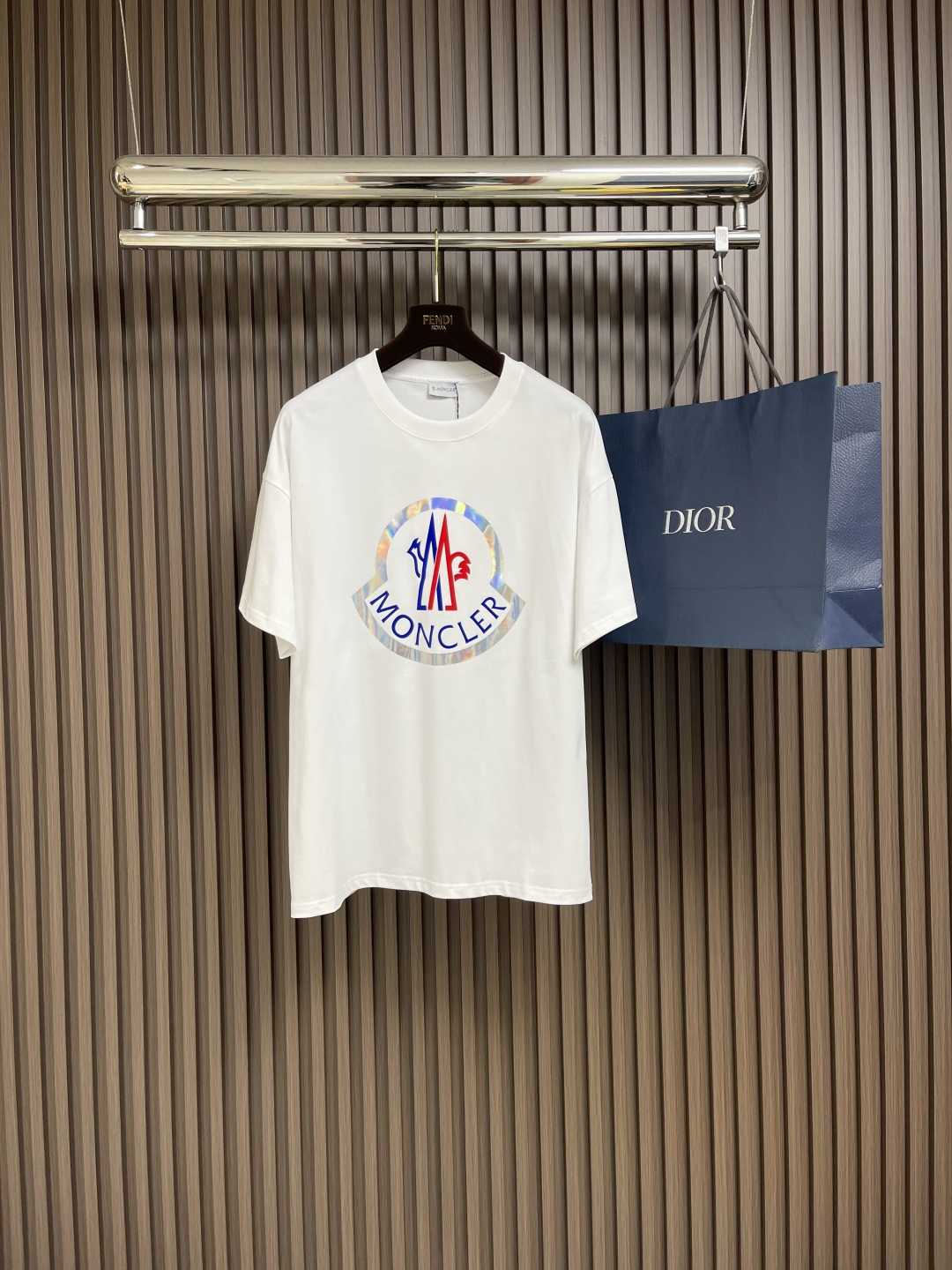 NO:118447,moncler 2025SS spring and summer logo printed round neck short-sleeved T-shirt with chest logo embellishment The fitted tailoring neckline slightly fits the upper body and is fashionable on the neck. The fabric is made of high-stretch pure cotton texture. It feels comfortable to touch, the upper body is skin-friendly, breathable and has a good sense of crispness. Orders in full-quality. Size XS-L,,christian louboutin,T-shirt,tees,t-shirt,alexander wang19860909moncler 2025SS春夏标志印花圆领短袖t恤 胸口标志点缀 合体的剪裁领口微微贴合颈部上身时尚 面料采用高支纯棉质地 手感舒适,上身亲肤 透气又有很好的挺括感 全品相的订单.尺码XS-L,,christian louboutin,T-shirt,tees，t-shirt,alexander wang,Men's clothing