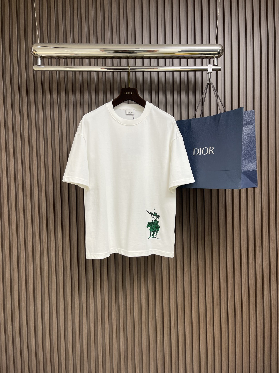 NO:455444,Burberry 2025ss early spring new equestrian knight printed cotton short-sleeved T-shirt, using the new season of the Knight war horse label elements. It is perfectly selected plain woven cotton fabric in terms of material, detail restoration and craftsmanship. It is decorated with equestrian knight logo label, ribbed knit collar, ribbed knit neck sewn, very firm Size M-XXL, burberry, T-shirt, tees, t-shirt, alexander wang19860909burberry 2025ss早春新款马术骑士印花棉质短袖t恤,采用了新一季的骑士战马标签元素,不管是材质还是细节还原度以及工艺制作方面都相当完美精选平织棉面料打造 饰有马术骑士徽标标签,罗纹针织衣领,罗纹针织领口缝制,非常牢固 尺码M-XXL,,burberry,T-shirt,tees，t-shirt,alexander wang,Men's clothing