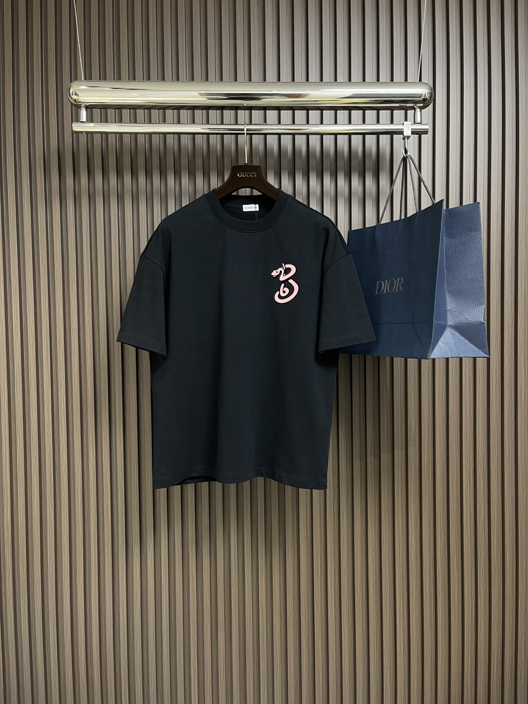 NO:118463,Burberry Snake-shaped letter b pattern cotton T-shirt, made of plain cotton fabric. It is refined in an Italian workshop and presents a regular style. Decorative brand flocking logo and letter b pattern print, praising the Chinese Year of the Snake. Size S-XXL S bust 108cm shoulder width 55cm long 68.5cm M bust 112cm shoulder width 57cm long 70.5cm L bust 116cm shoulder width 59cm long 72.5cm XL bust 120cm shoulder width 60cm long 74.5cm XXL bust 124cm shoulder width 61cm long 76cm, burberry,tees, t-shirt,alexander wang19860909burberry 蛇形字母b图案棉质t恤,选用平织棉面料打造.于意大利工坊精制而成,呈现常规版型.装饰品牌植绒徽标和字母b图案印花,礼赞中国蛇年.尺码S-XXL S码胸围108cm 肩宽55cm 衣长68.5cm M码胸围112cm 肩宽57cm 衣长70.5cm L码胸围116cm 肩宽59cm 衣长72.5cm XL码胸围120cm 肩宽60cm 衣长74.5cm XXL码胸围124cm 肩宽61cm 衣长76cm,,burberry,tees，t-shirt,alexander wang,Men's clothing