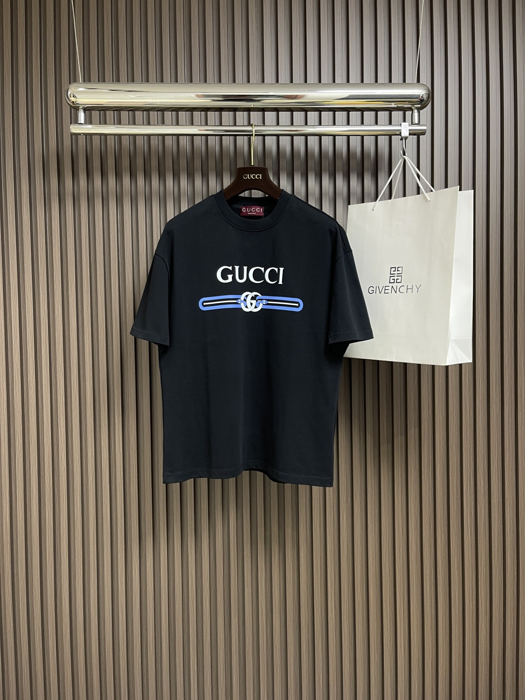 NO:118449,gucci 2025SS early spring new round-neck printed letter T-shirt is made of twill cotton, breathable and comfortable, full texture, loose short-sleeved T-shirt cut, highlighting the brand style, made of gram-weight pure cotton, slightly elastic, and gives a slim visual effect, the chest is arranged in color contrast, and the letter logo is three-dimensional. Size S-XXL S-size bust 108cm Shoulder width 55cm Length 68.5cm Size bust 112cm Shoulder width 57cm Length 70.5cm Length 116cm Shoulder width 59cm Length 72.5cm XL size bust 120cm Shoulder width 60cm Length 74.5cm XXL size bust 124cm Shoulder width 61cm  Clothes length 76cm, gucci, T-shirt,tees, t-shirt,alexander wang19860909gucci 2025SS早春新款圆领印花字母t恤 采用斜纹全棉材质 透气舒适 质感十足 宽松短袖t恤裁剪 凸显品牌格调 采用克重纯棉制成 略带有弹力 呈现显瘦视觉效果 胸前利用颜色对比排列 将字母徽标呈现出立体.尺码S-XXL S码胸围108cm 肩宽55cm 衣长68.5cm M码胸围112cm 肩宽57cm 衣长70.5cm L码胸围116cm 肩宽59cm 衣长72.5cm XL码胸围120cm 肩宽60cm 衣长74.5cm XXL码胸围124cm 肩宽61cm 衣长76cm,,gucci,T-shirt,tees，t-shirt,alexander wang,Men's clothing