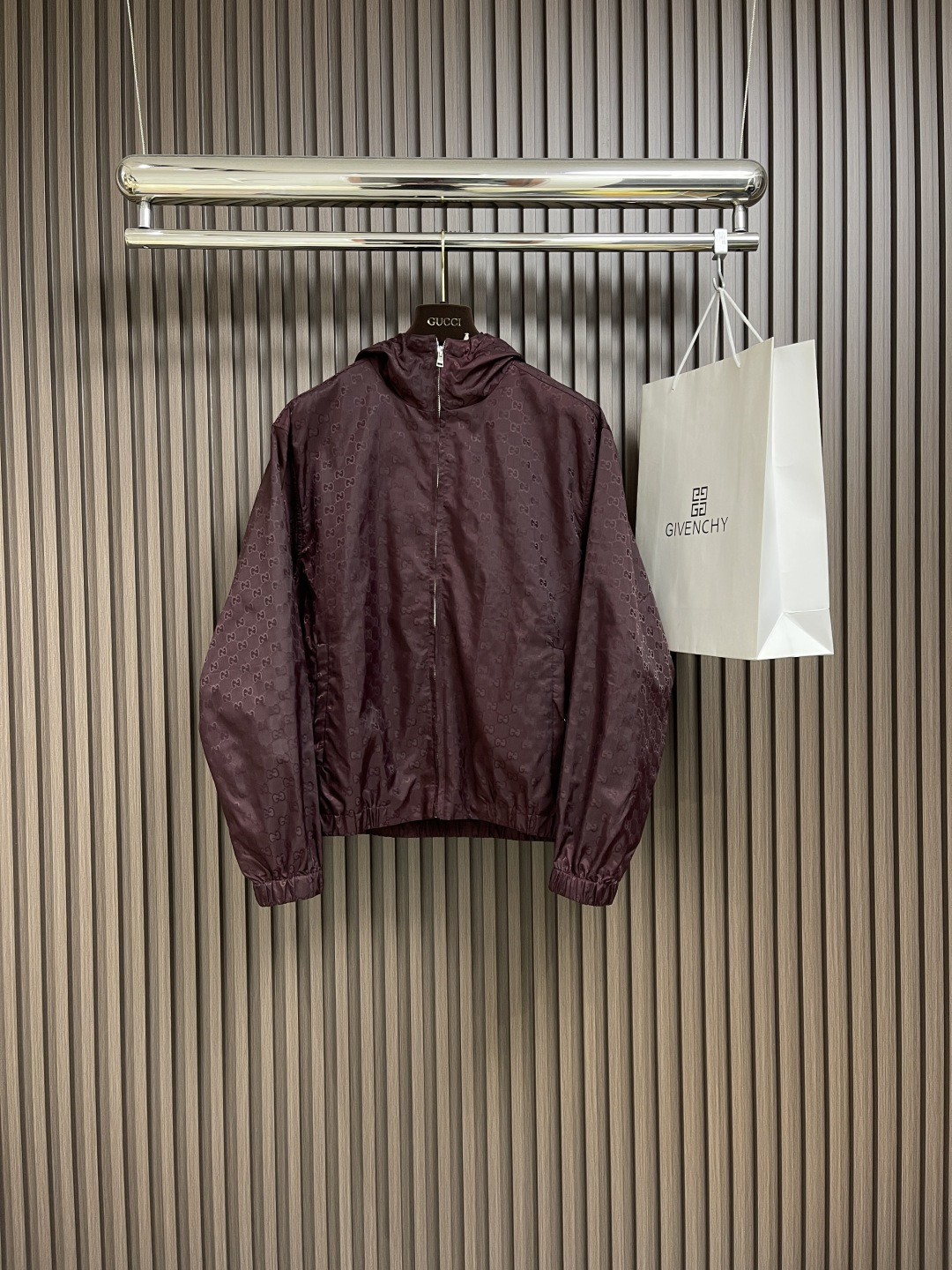 NO:117026,Gucci full Indonesian nylon hooded jacket, this hooded jacket is made of lightweight jacquard full Indonesian nylon fabric. This fabric is light and comfortable, retro and whiter red, very high complexion, and will appear very high in daily appearance. The festive atmosphere is strong. The letter interwoven pattern is dyed with dispersed dye at high temperature and high pressure to make the dye evenly dye, improving the brightness and fastness of the color. It improves the soft finishing of the feel, gives waterproof, anti-fouling, and antibacterial functions, and improves the pre-shrinkage finishing. The same-color mesh lining adds exquisite charm to the style. The dark purple lightweight nylon fabric mesh lining, foldable and fixed hood, with inner drawstring shoulder-drop design, two side pockets elastic hem and cuff zipper door, full of details!  The same style for men and women!  Size S-XL, gucci, jackets & coats,hats,alexander wang19860909gucci 满印尼龙连帽夹克,这款便连帽克采用轻质提花满印尼龙面料匠心打造,这种面料质地轻盈轻便舒适,复古显白的红色,非常抬气色,日常出镜会非常高,节日氛围浓厚,字母交织图案采用分散染料高温高压染色,使染料均匀上染,提升色泽鲜艳度与牢度.改善手感的柔软整理,赋予防水、防污、抗菌等功能的功能性整理,提高尺寸稳定性的预缩整理.以同色系网布衬里为款型增添精致魅力.深紫色轻质尼龙面料网布衬里,可折叠固定兜帽,带内层抽绳落肩设计两个侧袋松紧下摆和袖口拉链门,细节满满！男女同款！尺码S-XL,,gucci,jackets & coats,hats,alexander wang,Men's clothing