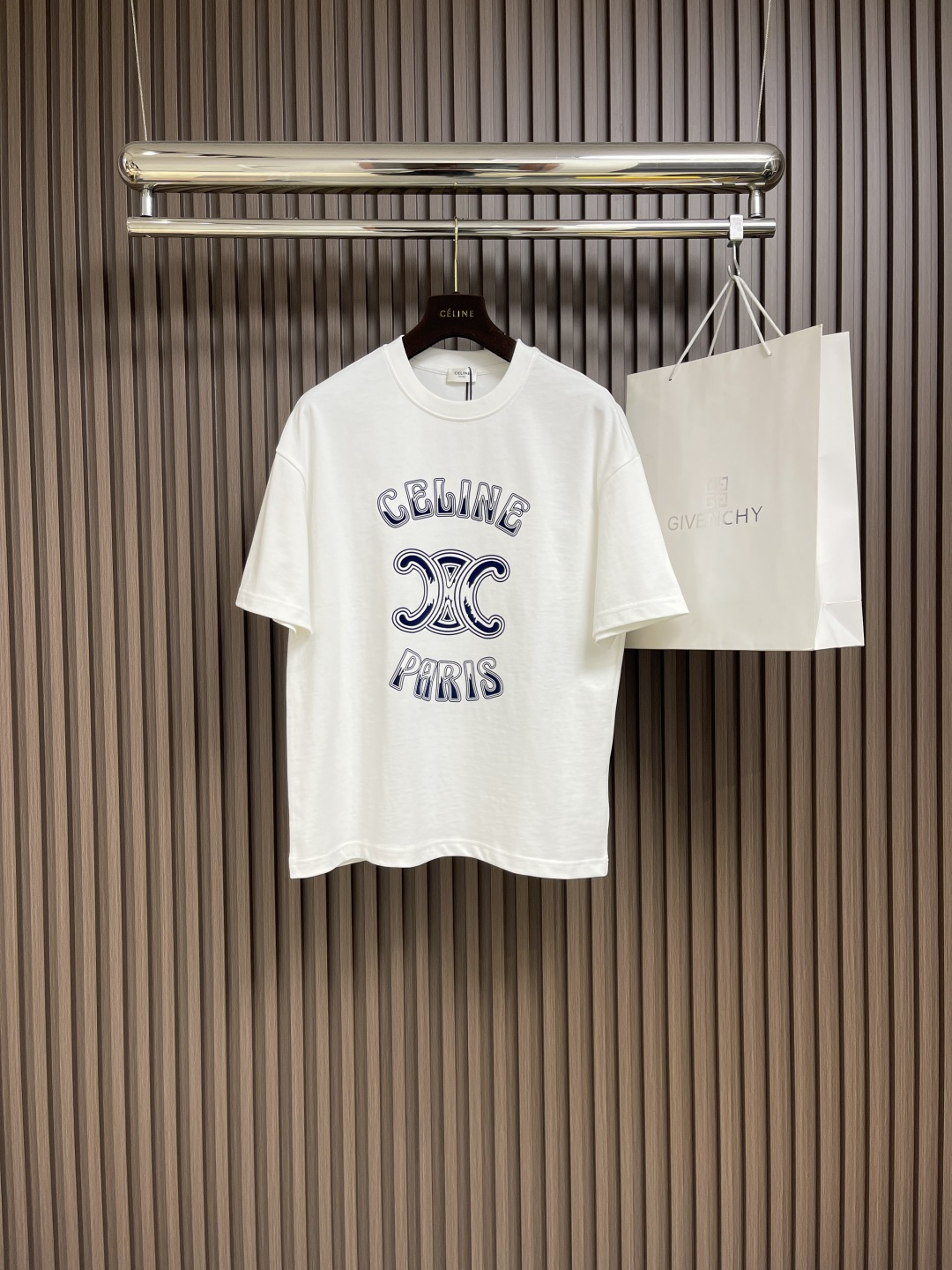 NO:118461,Celine Classic logo logo short-sleeved T-shirt, the fabric is 170 grams, 50 double strands, soft, comfortable and skin-friendly, simple to the extreme, fashionable, the simplest classic black T-shirt is the most touching, using elastic glue printing, neat and tidy, cumbersome workmanship, the fabric has been washed, the texture is better, not easy to deform, not easy to shrink, not easy to fade, maintain long-term beauty. Size S-XXL S bust 108cm Shoulder width 55cm Long 68.5cm Size M bust 112cm Shoulder width 57cm Long 70.5cm L bust 116cm Shoulder width 59cm Long 72.5cm XL bust 120cm Shoulder width 60cm Long 74.5cm XXL bust 124cm  Shoulder width 61cm, Clothes length 76cm, Celine, T-shirt,tees, t-shirt,alexander wang19860909Celine 经典款logo标识短袖T恤,面料采用170克50支双股 手感柔软 舒适亲肤 简单到极致就是时髦 最简单的经典黑百t恤 最能打动人心,采用弹力胶浆印花 效果工整整洁 做工繁琐,面料都经过浇洗 手感质感更佳 不易变形 不易缩水 不易褪色 保持长久的美观.尺码S-XXL S码胸围108cm 肩宽55cm 衣长68.5cm M码胸围112cm 肩宽57cm 衣长70.5cm L码胸围116cm 肩宽59cm 衣长72.5cm XL码胸围120cm 肩宽60cm 衣长74.5cm XXL码胸围124cm 肩宽61cm 衣长76cm,,celine,T-shirt,tees，t-shirt,alexander wang,Men's clothing