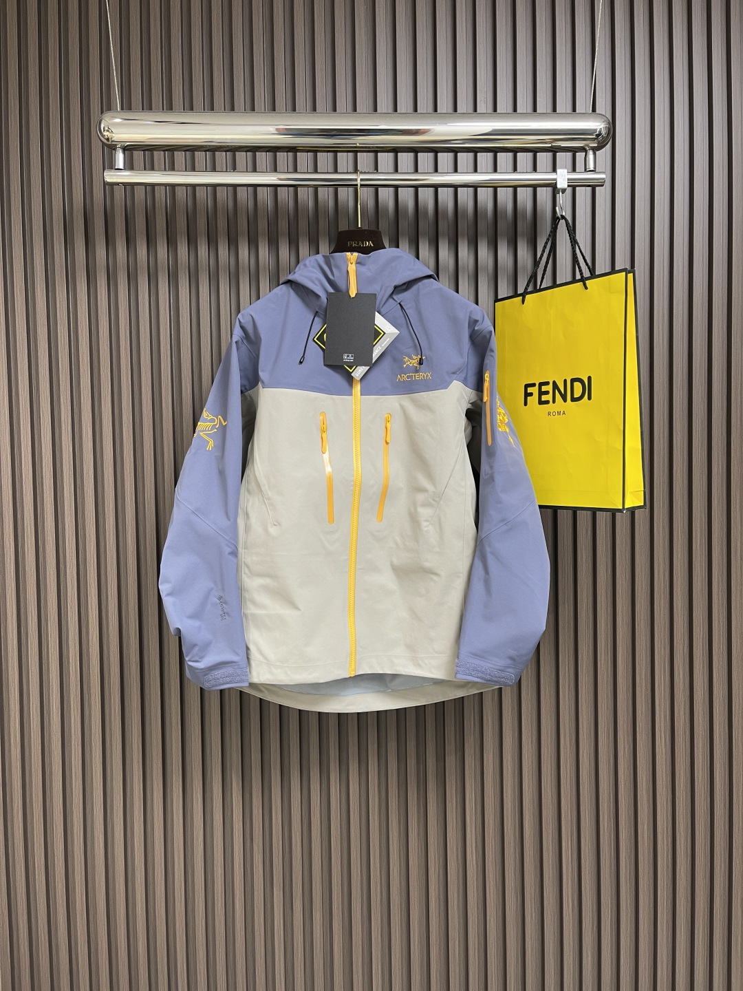 NO:120249,arcteryx aha sv limited hooded jacket for the year of snakes. Everyone will come up with a joint new year limited edition based on the twelve zodiac signs every year. This year is no exception. The limited chest logo of the year of snakes is a gold label. The snake pattern on the sleeves is also very eye-catching. There are snake scales that embellish the entire color. The overall color is golden-dark blue-brown. The overall design feels very bright. The color matching is also very good!  aha sv jaet hard shell limited model aha sv jaet is decorated with snake-shaped patterns on the cuffs and inner pockets. The edges of the limited model are also dotted with snake scale printing design. The tenacity represented by the snake 