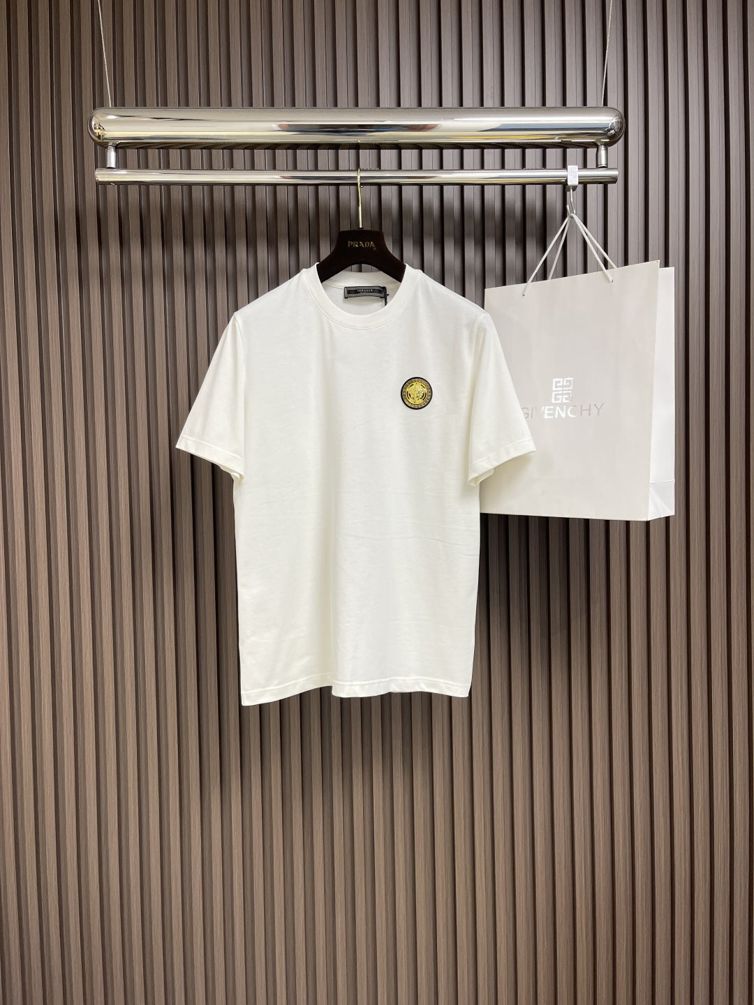 NO:118458,Versace 2025ss Early Spring New Medusa Short-sleeved T-shirt on the chest, the fabric is 240 grams of 32 double sand pure cotton, the hardware is accurately positioned with imported digital printing 1-1, the process is 4-needle and 6 threads. The original custom hardware is comfortable to wear, breathable, pillable, hand-comfortable, thick and undeformable. Size S-XL Size bust 102cm Shoulder width 44cm Longitudinal length 69cm M Size bust 106cm Shoulder width 45cm Longitudinal length 70cm L Size bust 110cm Shoulder width 46cm Longitudinal length 71cm XL Size bust 114cm Shoulder width 47cm Longitudinal length 72cm, versace, T-shirt,tees, t-shirt,alexander wang19860909Versace 2025ss早春新款胸前美杜莎短袖T恤,面料采用240克32支双沙纯棉,五金采用进口数码印1-1精准定位,工艺采用4针6线 辅料原版定制五金穿着舒适 透气 不起球 手工舒适 厚实不变形.尺码S-XL S码胸围102cm 肩宽44cm 衣长69cm M码胸围106cm 肩宽45cm 衣长70cm L码胸围110cm 肩宽46cm 衣长71cm XL码胸围114cm 肩宽47cm 衣长72cm,,versace,T-shirt,tees，t-shirt,alexander wang,Men's clothing