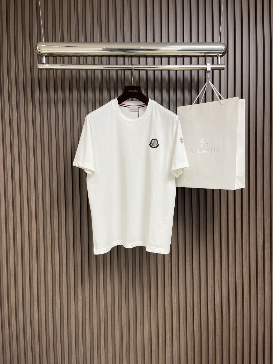 NO:118456,moncler 2025SS early spring new logo short-sleeved T-shirt, customized cloud velvet cotton plain paper, soft and delicate, comfortable skin, the iconic moncler logo embellishes on the chest, like the soul mark of the artist, full of recognition, low-key contains endless stories and styles, no need to say much, the end of the outfit is minimalist, computer drawing sewing machine technology input required patterns through computer software, high-precision positioning system, ensure the accurate positioning of the pattern on the fabric, automatic sewing function, can automatically complete the sewing process, the fabric is washed, the texture is better, not easy to deform, not easy to shrink, not easy to fade, maintain long-term beauty. Size S-XL S bust 102cm shoulder width 44cm long, 69cm M bust 106cm shoulder width 45cm long, 70cm long  L size bust 110cm shoulder width 46cm clothing length 71cm XL size bust 114cm shoulder width 47cm clothing length 72cm, christian louboutin,T-shirt,tees,t-shirt,alexander wang19860909moncler 2025SS早春新款logo仔章短袖T恤,定制云舒绒棉平纹 柔软细腻 舒适贴肤 标志性moncler标识点缀于胸前 仿佛艺术家的灵魂印记 辨识度拉满 低调中蕴含着无尽的故事与格调 无需多言 穿搭的尽头是极简 电脑画样缝纫机工艺 通过电脑软件输入所需的图案 高精度的定位系统 确保图案在布料上的准确位置 具备自动缝纫功能 能够自动完成缝纫过程 面料都经过浇洗 手感质感更佳 不易变形 不易缩水 不易褪色 保持长久的美观.尺码S-XL S码胸围102cm 肩宽44cm 衣长69cm M码胸围106cm 肩宽45cm 衣长70cm L码胸围110cm 肩宽46cm 衣长71cm XL码胸围114cm 肩宽47cm 衣长72cm,,christian louboutin,T-shirt,tees，t-shirt,alexander wang,Men's clothing