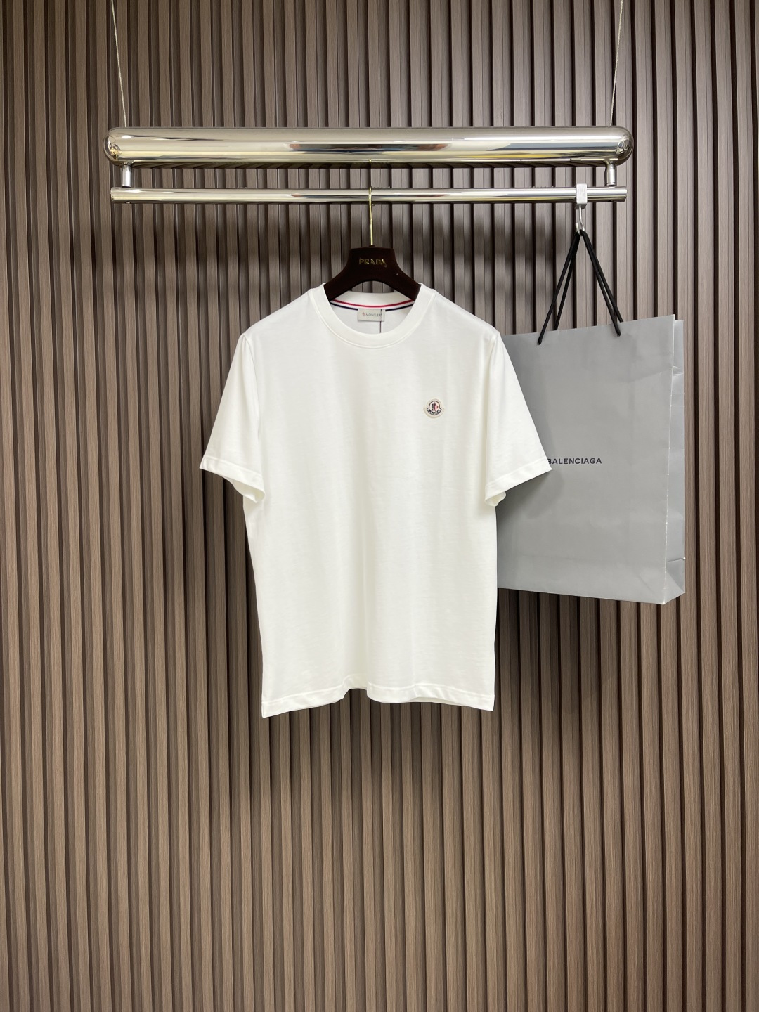 NO:118452,moncler 2025SS early spring new logo short-sleeved T-shirt, customized cloud velvet cotton plain paper, soft and delicate, comfortable skin, the iconic moncler logo embellishes on the chest, like the soul mark of the artist, full of recognition, low-key contains endless stories and styles, no need to say much, the end of the outfit is minimalist, computer drawing sewing machine technology input required patterns through computer software, high-precision positioning system, ensure the accurate positioning of the pattern on the fabric, automatic sewing function, can automatically complete the sewing process, the fabric is washed, the texture is better, not easy to deform, not easy to shrink, not easy to fade, maintain long-term beauty. Size S-XL S bust 102cm shoulder width 44cm long, 69cm M bust 106cm shoulder width 45cm long, 70cm long  L size bust 110cm shoulder width 46cm clothing length 71cm XL size bust 114cm shoulder width 47cm clothing length 72cm, christian louboutin,T-shirt,tees,t-shirt,alexander wang19860909moncler 2025SS早春新款logo仔章短袖T恤,定制云舒绒棉平纹 柔软细腻 舒适贴肤 标志性moncler标识点缀于胸前 仿佛艺术家的灵魂印记 辨识度拉满 低调中蕴含着无尽的故事与格调 无需多言 穿搭的尽头是极简 电脑画样缝纫机工艺 通过电脑软件输入所需的图案 高精度的定位系统 确保图案在布料上的准确位置 具备自动缝纫功能 能够自动完成缝纫过程 面料都经过浇洗 手感质感更佳 不易变形 不易缩水 不易褪色 保持长久的美观.尺码S-XL S码胸围102cm 肩宽44cm 衣长69cm M码胸围106cm 肩宽45cm 衣长70cm L码胸围110cm 肩宽46cm 衣长71cm XL码胸围114cm 肩宽47cm 衣长72cm,,christian louboutin,T-shirt,tees，t-shirt,alexander wang,Men's clothing