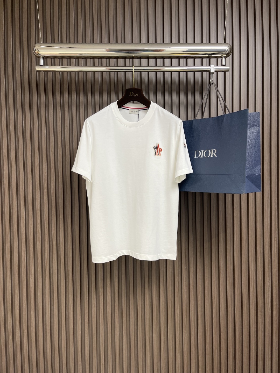 NO:118454,moncler 2025ssSS new letter logo jeans round neck short-sleeved T-shirt with front chest prefixed jeans, creating basic men's products and injecting new ideas into men's wardrobe. Made of soft cotton double-sided knitted long wool cotton   modal cotton fabric, the fabric is delicate, soft and draped, full of cotton feel, and excellent upper body comfort. Size S-XL S S bust 102cm Shoulder width 44cm Long length 69cm M size bust 106cm Shoulder width 45cm Long length 70cm L size bust 110cm Shoulder width 46cm Long length 71cm XL size bust 114cm Shoulder width 47cm Long length 72cm, christian louboutin, T-shirt,tees, t-shirt,alexander wang19860909moncler 2025ssSS新品字母徽标仔章圆领短袖T恤,正面胸前缀仔章设计,打造男士基本款单品,为男士衣橱注入新意.采用柔软棉质双面针织长绒棉＋莫代尔棉面料制成,面料细腻、柔感垂顺、棉感十足、上身舒适度极佳.尺码S-XL S码胸围102cm 肩宽44cm 衣长69cm M码胸围106cm 肩宽45cm 衣长70cm L码胸围110cm 肩宽46cm 衣长71cm XL码胸围114cm 肩宽47cm 衣长72cm,,christian louboutin,T-shirt,tees，t-shirt,alexander wang,Men's clothing