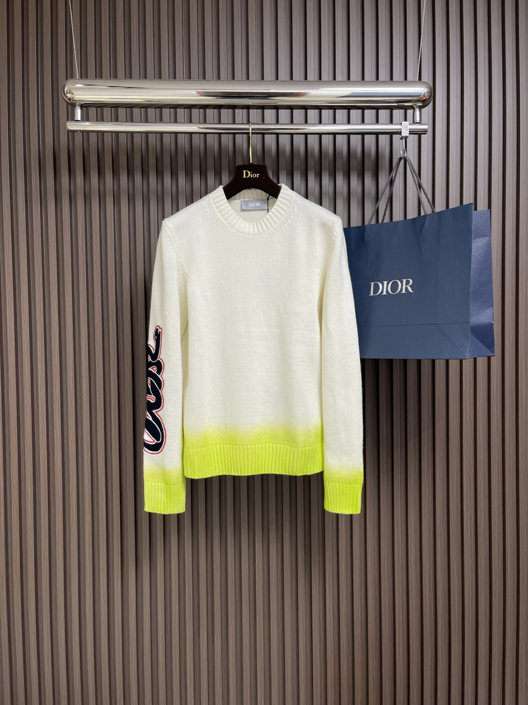 NO:118489,Dior 2025ss new knitted sweater, from the dior and kaws limited series. It is carefully crafted from wool knitted fabric, with one side sleeve embroidered with dior and kaws logo, reinterpreting the dior logo in a colorful snake shape. The bottom edge and cuffs are contrasting, and can be matched with classic jeans or shorts to create a dazzling look. Size S-XL, dior, shorts, jeans, sweaters, alexander wang19860909Dior 2025ss新款针织毛衣,来自 dior and kaws 限定系列.采用绵羊毛针织面料精心制作,其中一侧衣袖饰以 dior and kaws 标志刺绣,以五彩缤纷的蛇形重新诠释 dior标志.底边和袖口采用对比鲜明的设计,可搭配经典牛仔裤或短裤,打造令人眼前一亮的造型.尺码S-XL,,dior,shorts,jeans,sweaters,alexander wang,Men's clothing