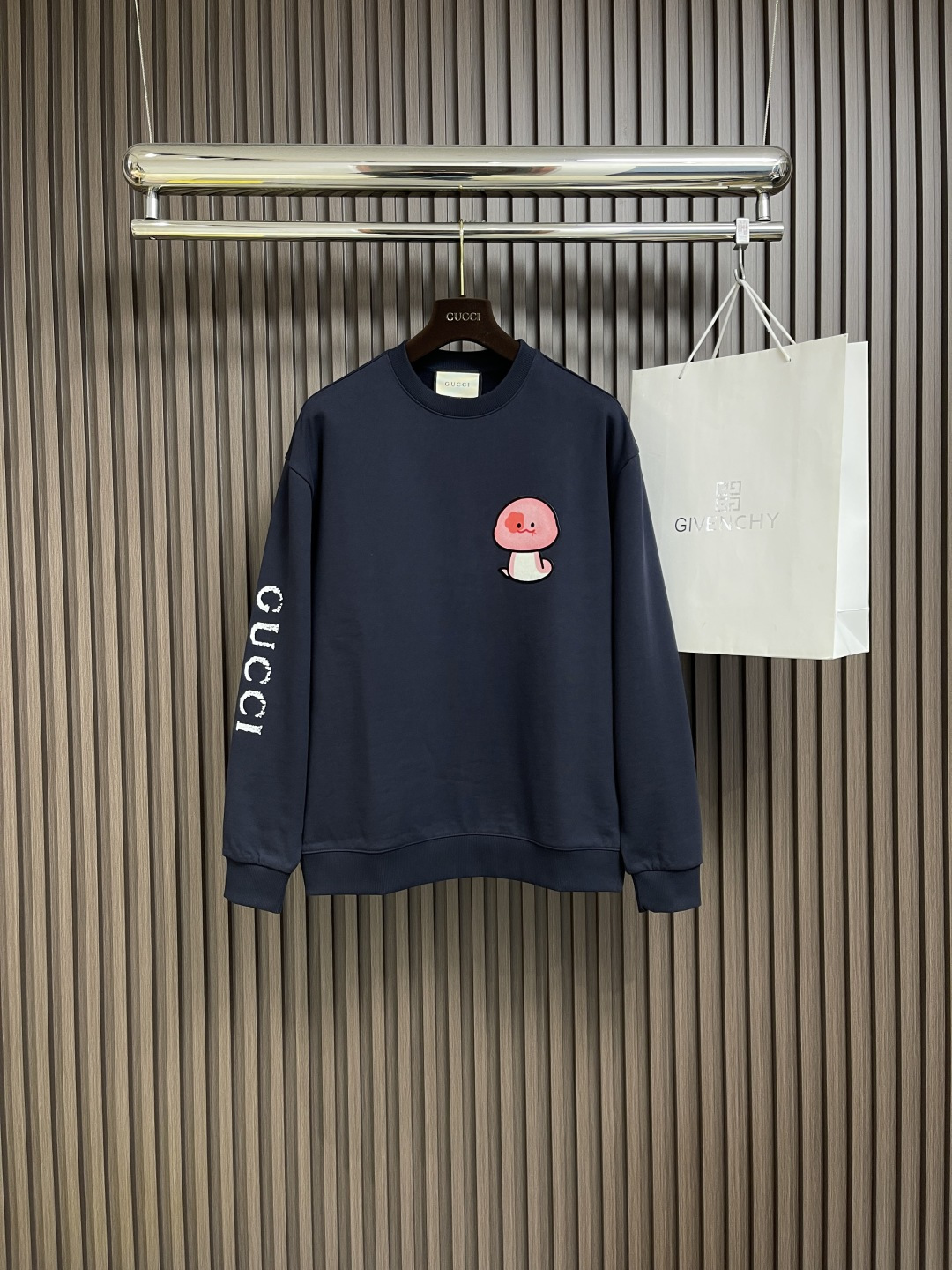 NO:118473,GUCCI Snake Year Limited Edition ~ Fun cartoon snake printed blue sweatshirt, fashionable, versatile and super age-reducing item, Xiaogujia 25 New Year Limited Edition , Fun little snake cartoon pattern embellished on the chest, cute and cute look, no one can refuse!  Customer-supplied knitted cotton, the fabric is moderate in thickness, comfortable and breathable, bringing the ultimate skin-friendly feeling. Loose Os cutout makes the upper body look more generous and fashionable and stylish. Size S-M-L, gucci, gucci, hoodie, sweatshirts, alexander wang19860909GUCCI 蛇年限定款～趣味卡通蛇仔印花蓝卫衣,时髦百搭又超级减龄的单品,小古家25新春蛇年限定款,趣味小蛇卡通图案点缀于胸前,呆萌又可爱的样子,没有人能拒绝！客供针织棉制作,面料厚薄适中,着身舒适透气,带来极致的亲肤感.宽松os版型裁剪,上身更显大方,时尚有格调.尺码S-M-L,,gucci,gucci,hoodie,sweatshirts,alexander wang,Men's clothing