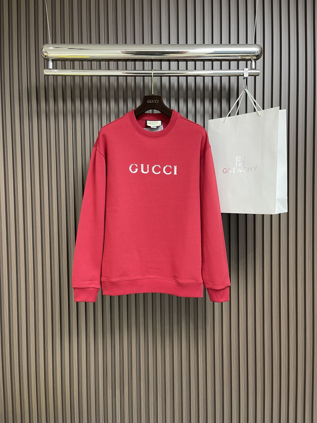 NO:118476,GUCCI letter logo print New Year red sweatshirt, letter logo print, classic logo couple sweatshirt. Snake-year limited edition New Year red, New Year festive atmosphere is directly full. Guest-supplied worsted knitted cotton fabric, gentle and comfortable high-density weaving process makes the texture more drape. The inner woven surface is neat and orderly, soft and comfortable, and skin-friendly and refreshing. It is different from fabrics with severe chromosomes. The decorative printing of the brand logo is simple and exquisite, and is made using advanced glue printing technology. It is non-stick and constantly glued, as exquisite as a three-dimensional decorative decoration.  , neat, fine and fine. Size S-M-L, gucci, hoodie, sweatshirts, alexander wang19860909GUCCI 字母标识印花新年红卫衣,字母徽标印花,经典标识情侣款卫衣.蛇年限量款新年红,新春喜庆节日氛围感直接拉满.客供精纺针织棉面料,轻柔舒适高密度机织工艺让质感更垂坠,内里织面鳞甲般整齐有序,柔软舒适,亲肤透爽区别于染色体严重的面料.品牌logo的装饰印花简约精致,运用先进胶浆印花工艺制作,不粘胶不断胶,如同立体贴饰般的精美．,工整细致精细度高达.尺码S-M-L,,gucci,hoodie,sweatshirts,alexander wang,Men's clothing