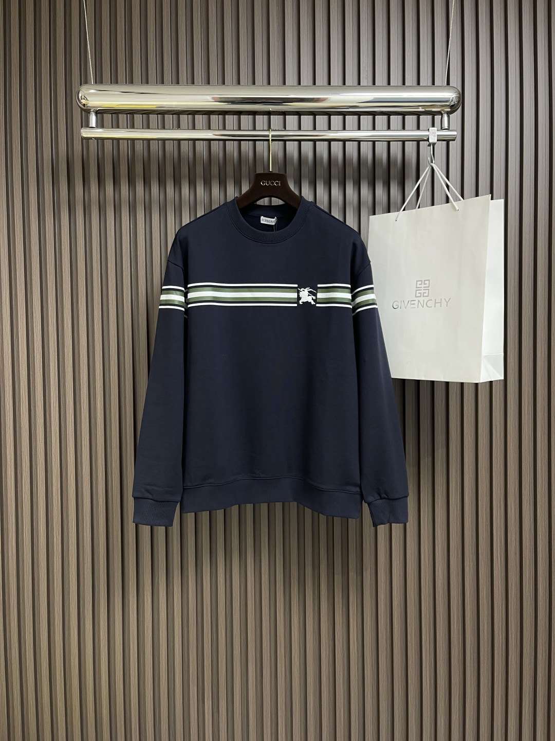 NO:118486,Burberry war horse logo embroidered couple's horizontal strip sweatshirt, a new style limited to early spring channels, a basic round-neck pullover sweatshirt that is essential for wardrobe. Bbr's latest horizontal strip design, embellishing the body with classic war horse logo embroidery pattern. Sleeve and arms are symmetrical to illuminate the overall visual sense. Customer-supplied terry knitted cotton fabric, the fabric is hard texture, comfortable and breathable, and the style is loose, and the upper body is fashionable and casual. Size S-M-L, burberry, hoodie, sweatshirts, alexander wang19860909Burberry 战马标识刺绣情侣款横条卫衣,早春渠道限定新款,衣橱必备的基础款圆领套头卫衣.bbr最新横条设计,以经典战马徽标刺绣图案点缀衣身.袖臂对称横条装饰,点亮整体视觉感.客供毛圈针织棉布制作, 面料质感硬挺,着身舒适透气有型.版型宽松,上身时尚休闲.尺码S-M-L,,burberry,hoodie,sweatshirts,alexander wang,Men's clothing