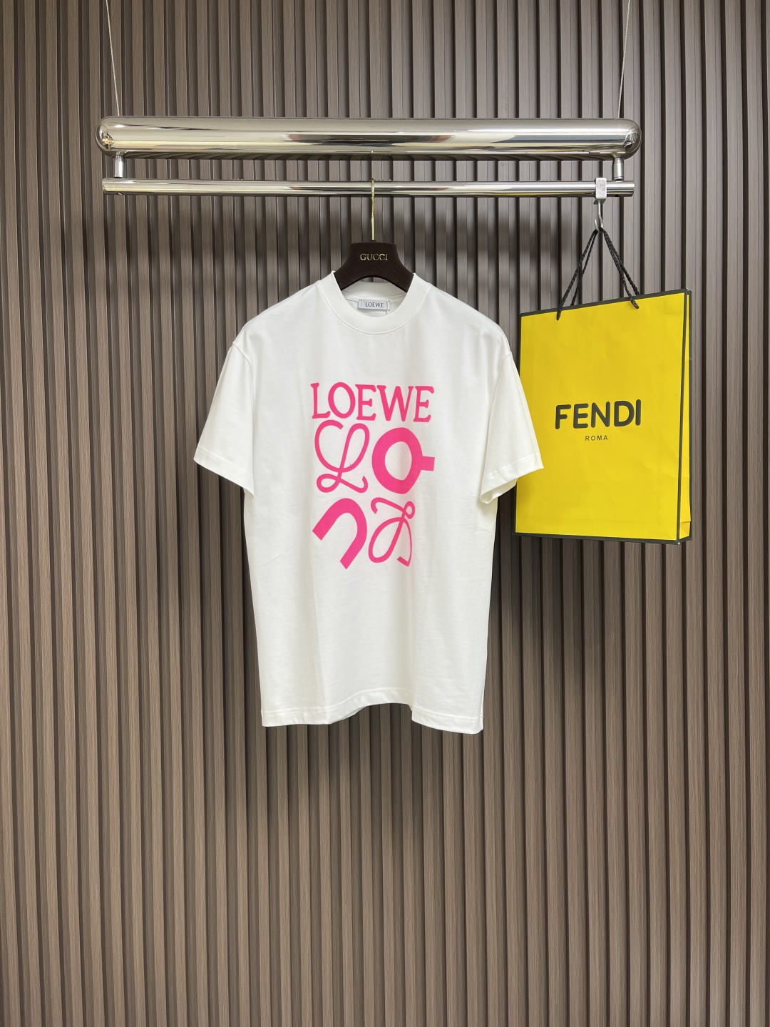 NO:118457,loewe 2025ss Ang Pao Lian name short-sleeved T-shirt, pure cotton double yarn fabric, color-dyeing fabric, super fine flat screen printing craftsmanship is full of trend, using fine yarn material to make the original mesh fabric, fashionable and personalized, super versatile and beautiful, a must-have for both men and women, tags, collar marks, water-washed wheat three-mark complete size M-3XL,,loewe,loewe,T-shirt,tees,t-shirt,alexander wang19860909loewe 罗意威 2025ss昂跑联名字母短袖T恤,纯棉双纱面料,对色定染面料,超精细平网印花工艺潮流感十足,采用细致纱网材质做网板原版面料 时尚又个性超级百搭好看的一款男女都非常合适人手必备款吊牌领标水洗麦三标齐全 尺码M-3XL,,loewe,loewe,T-shirt,tees，t-shirt,alexander wang,Men's clothing