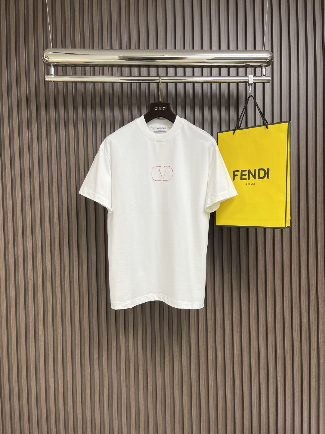 NO:118453,Valentino 2025SS printed logo cotton round neck pullover short-sleeved T-shirt, a limited-level high-end single product created by casual and versatile short-sleeved shirts for men and women, must-have for men and women!  Made of imported pure cotton fabrics, the fabric has an unparalleled silky feel and touch, skin-friendly, breathable and comfortable, and is very suitable for hot summer wear!  The body is decorated with elemental logo logos, and the craftsmanship is precise and three-dimensional and full. The casual and loose cut and ribbed round neck design can be matched with various outfits to create a fashionable matching look!  Size M-3XL, valentino, T-shirt,tees, t-shirt,alexander wang19860909valentino 2025SS印花logo棉质圆领套头短袖T恤,男女休闲百搭短袖衫创作的限量级高奢单品男女元素必入推荐！客供进口纯棉面料制作而成,面料拥有着无与伦比的丝滑手感与触感,着穿亲肤透气舒爽,非常适合酷热的夏日穿着！衣身饰以元素徽标logo点缀,工艺精准立体且饱满,休闲宽松的版型裁剪和罗纹圆领设计,可搭配各种装打造时尚的配套造型！尺码M-3XL,,valentino,T-shirt,tees，t-shirt,alexander wang,Men's clothing