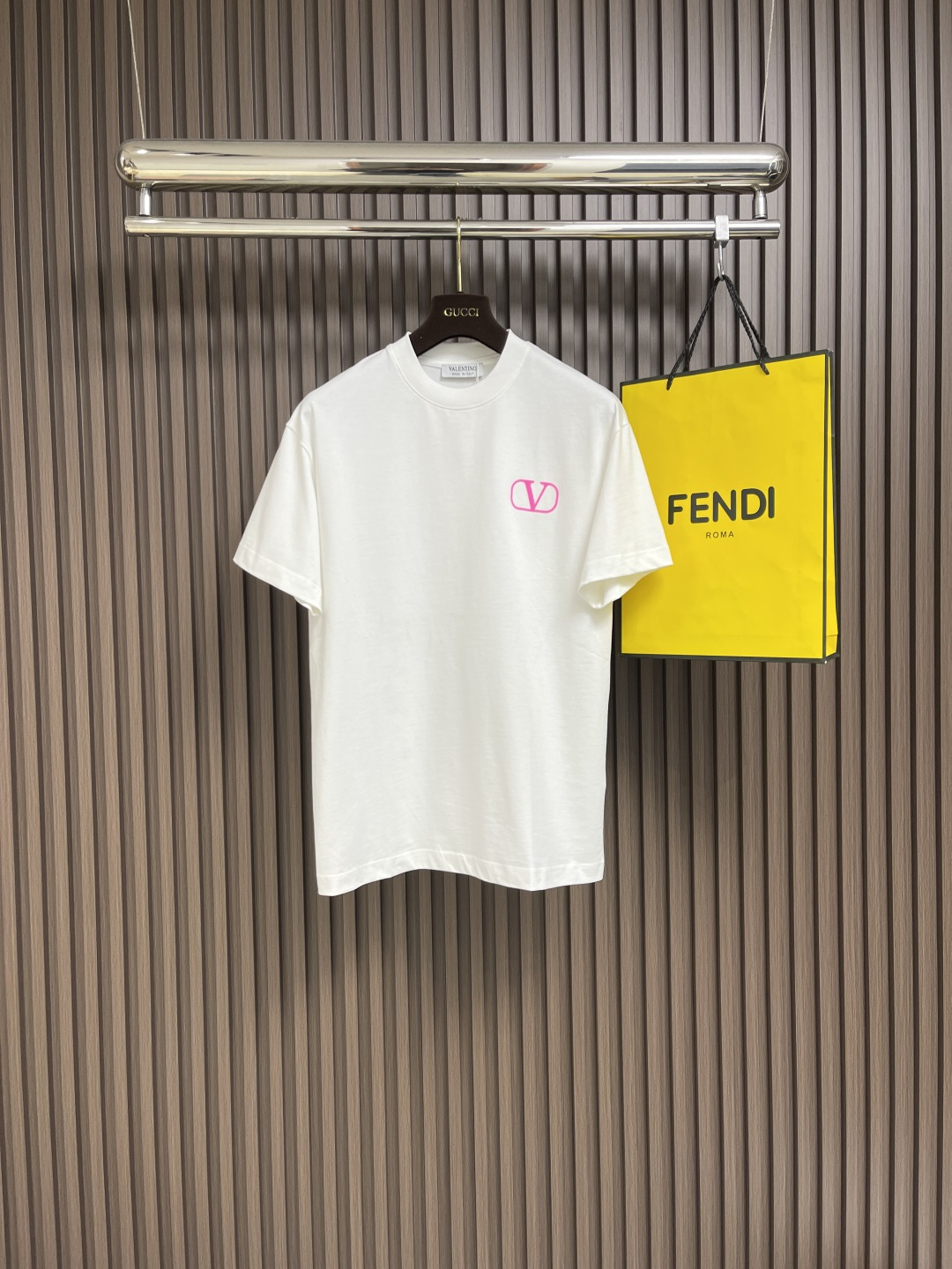 NO:118451,Valentino 2025SS new logo short-sleeved T-shirt, the element logo is a versatile item, highlighting the brand recognition, and the minimalist style design reveals a high-end and versatile temperament. Customized high-end high-color dense 80 double-strand mercerated cotton fabric, the upper body is comfortable and breathable, and the fabric is delicate and slightly elastic. Size M-3XL, valentino, T-shirt, tees, t-shirt, alexander wang19860909valentino 2025SS新款饰标志短袖T恤,元素徽标堪称百搭单品,彰显品牌辨识度,极简风格设计透露出高级百搭的气质,定制高支高色密80支双股丝光棉面料,上身舒适透气、面料细腻微弹.尺码M-3XL,,valentino,T-shirt,tees，t-shirt,alexander wang,Men's clothing