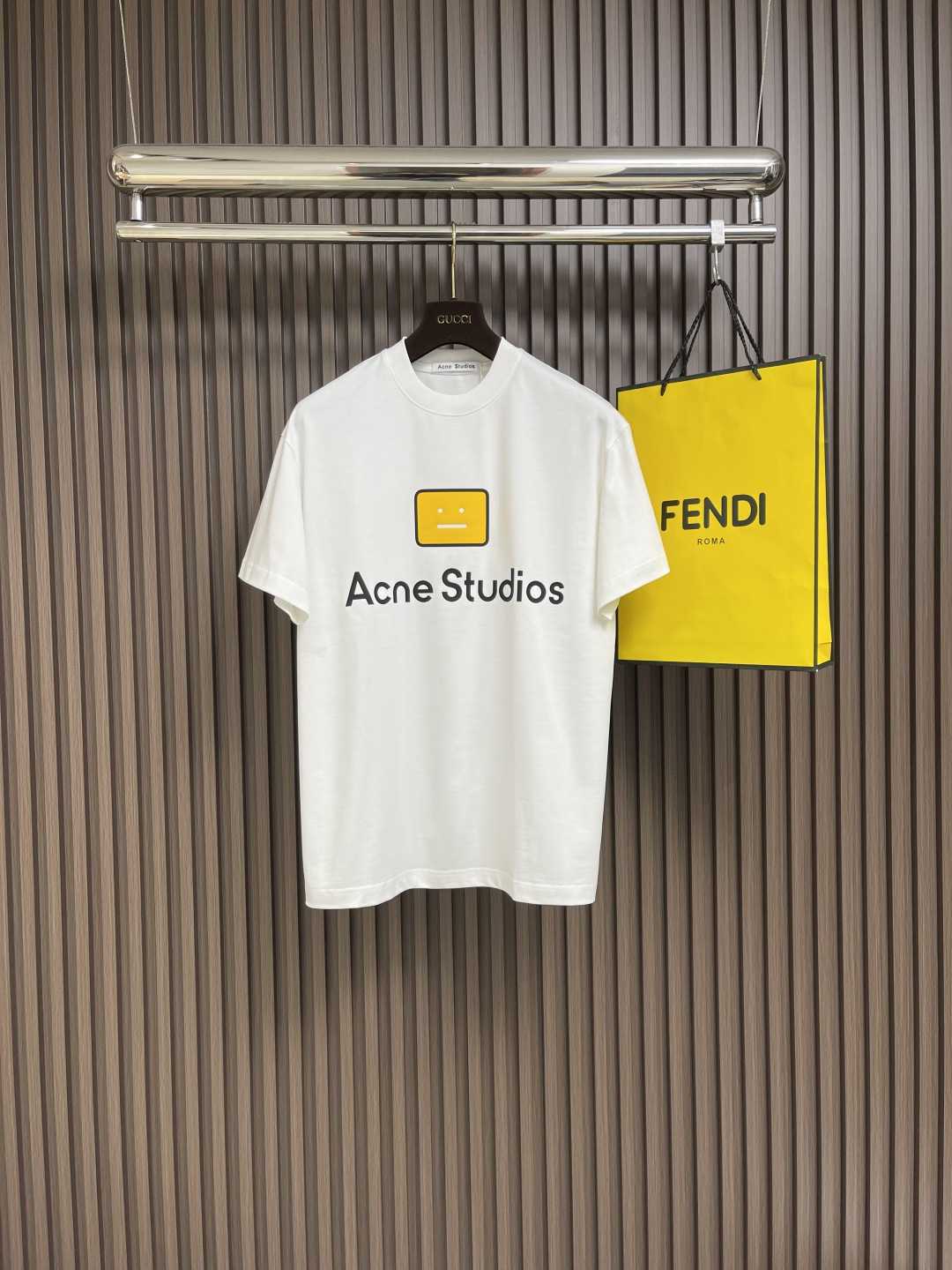 NO:118477,Acne Studio Limited Smiling Short Sleeve, Minimalism, Acne Oversized Short Sleeve T-shirt, Universal and Versatile Solid Color Tee, Light, Simple, Relaxed, Relaxed, Unresponsive, Can be compatible with any style, or mixed with any matching, Minimalist is versatile. The oversized straight body style, raised ribbed round neck, wide sleeves, lazy shoulders, widened hem, widened edges, collar splicing, shoulder contour, and side splicing lines all use more detailed four-needle six-line process, and the inner seam thread is all treated with light technology. As a layered mix and match, it will collide with different fashion. Size M-3XL, Acne Studios, Dior, T-shirt, tees, t-shirt, alexander wang19860909acne studio 限定款笑脸短袖,极简主义, acne 大廓形短袖T恤,万能且百搭的纯色 tee ,清清淡淡的,简简单单的,不动声色地弱化标识度,可以兼容于任何风格,亦可以混迹于任何搭配,极简即万能搭.大廓形的直身版型,加高的罗纹圆领,加宽的袖筒,慵懒的落肩,下摆加宽的收边,领圈拼接处,肩膀轮廓线,及侧身的拼接线均采用更有细节感的四针六线工艺,内里接缝线全部做光工艺处理.作为叠穿混搭会碰撞出不一样的时髦度.尺码M-3XL,,acne studios,dior,T-shirt,tees，t-shirt,alexander wang,Men's clothing