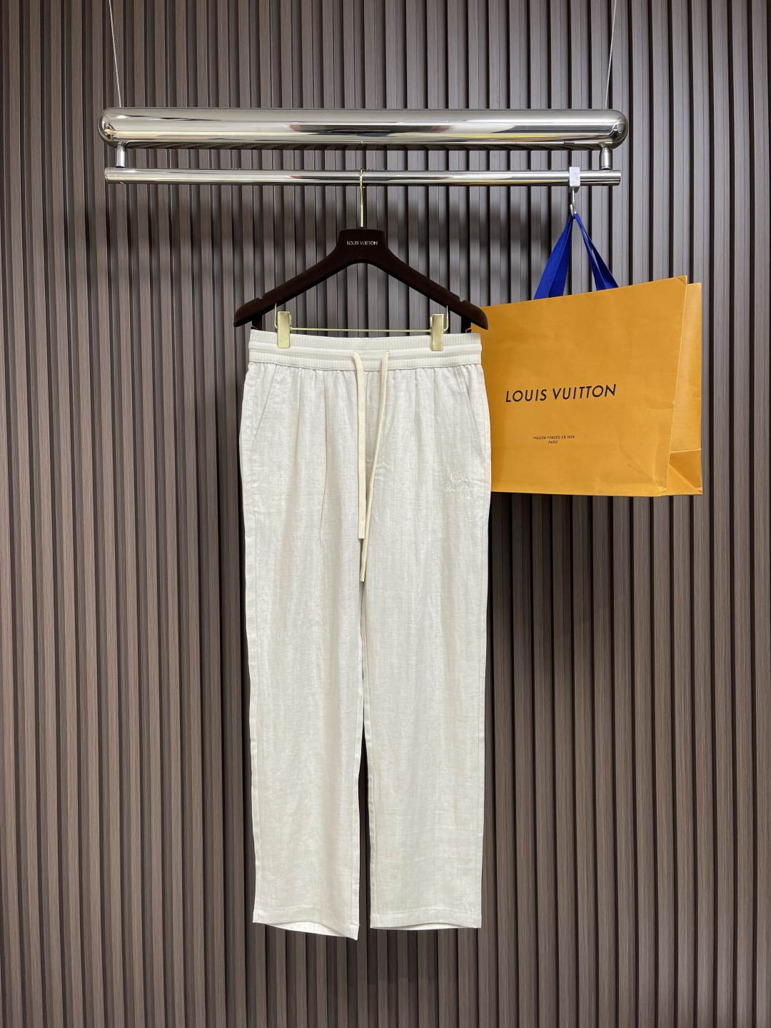 NO:118492,loropiana LP men's high-end business casual pants, quite fashionable in typical Italian style, is very exquisite in fabric selection and craftsmanship, very in line with the aesthetic tone of the LP family, low-key and luxurious, elegant and noble. Every detail proves the brand's own sense of luxury. The classic leather brand belongs to the soul-style existence and strongly boasts about its identity!  The fabric and craftsmanship are first-class in terms of quality, with high-end selection of wools provided by customers, and Italian century-old workshops are made of wool. The fabric attributes are first-class, and the texture and comfort reach the pinnacle. The touch is delicate and slightly elastic, making people feel light and breathable!  The details are excellent, with exclusive custom zippers for exquisite craftsmanship, and the auxiliary materials are all provided by customers. The edge routing is also exquisite and exquisite. The color matching is versatile and versatile, both solemn and harmonious. The typical Italian tailoring is full of luxury and expensive on the upper body, which is both commuting and casual, which can interpret a super-style urban elite feel!  Size M-3XL, loro piana, loro piana, alexander wang19860909loropiana LP 男士高端商务休闲裤,颇具意大利典型风格的时装,在面料选取和工艺方面都相当考究,极符合LP家族美学基调,低调且奢华,优雅且高贵,每一个细节都在力证品牌自身的高级感,经典皮牌属于灵魂式的存在,有力标榜了身份！面料和工艺制作水平方面都堪称一流,客供高级甄选毛呢,意大利百年工坊定织定染而成,面料属性一流,质感与舒适感达到登峰造极,触感细腻,略带弹性,让人倍感轻便且透气！细节非常出色,精工专属定制拉链加持,辅料皆为客供,包边走线亦颇为精湛考究,配色万能百搭,亦庄亦谐,典型的意式剪裁,上身满满奢贵感,即通勤亦休闲混搭,可以诠释出超具型格的都市精英感！尺码M-3XL,,loro piana,loro piana,alexander wang,Men's clothing