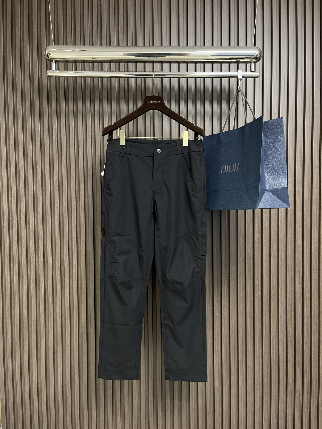 NO:118467,Burberry 2025SS early spring new casual pants, using customer-supplied pure cotton fabric, the war horse embroidered logo highlights the brand characteristics, the waist pulling design is adjustable at will, the stitching is very fine, only imported machines can make it, the upper body is fashionable and generous, and it is easy to match the clothing. Size 30-38, there are 35, there are 37,,burberry,alexander wang19860909Burberry 2025SS早春新款休闲裤,采用客供纯棉面料,战马刺绣logo标志彰显品牌特征,腰部抽身设计随意调节大小,针脚非常细密只有进口机器才能制成,上身时尚大方极易搭配服饰.尺码30-38 有35 无37,,burberry,alexander wang,Men's clothing