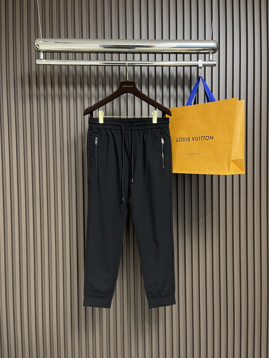 NO:118474,PRADA 2025SS new triangular logo sports and casual sleeves, customized original exclusive fabric, comfortable and breathable fabric, elastic waist, double-sided socket pocket design!  A daily wear, multi-functional casual pants, all-in-one imported, with a full range of imported styles, comfortable and breathable upper body, casual and comfortable waist drawstring, excellent style, and a generous clean version design!  Essential items. Size 30-38, 35, 37, prada, alexander wang19860909PRADA 2025SS新品三角标logo运动休闲卫裤、定制原版专属面料,面料舒适透气,松紧腰头,双侧插口袋设计！一款日常穿着,兼备多功能休闲裤走了潮范路线全线进口级别,上身舒适透气,腰部抽绳随性自在,版型极好,大气的干净版设计！必备单品.尺码30-38 有35 无37,,prada,alexander wang,Men's clothing