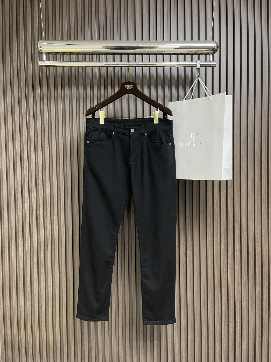 NO:118468,Loewe 2025SS early spring new jeans, three-dimensional slim cutting technology, more suitable for Asian body shape! Imported hardware accessories, the buttons at the details are engraved with brand logo, the denim fabric has been washed many times, and the back waist calfskin waist brand is the perfect detail to life! The details are so awesome, pure cotton denim fabric, the color is washed, the texture is indescribable, the touch is comfortable and the upper body is more conducive to shaping, and the temperament is highly skin-friendly, and it is directly close to the body without pressure. The moderate thickness retains the wear resistance and breathability of the jeans. The inner part is also strictly selected for skin-friendly cotton and pocket cloth. The whole pants have a strong visual effect, and are delicate workmanship, and the quality is first-class. Size 30-38 has 35  No 37, loewe, jeans, cowhide, alexander wang19860909Loewe 2025SS早春新款牛仔裤,立体修身裁剪工艺,更贴合亚洲人体型! 进口全五金辅料,细节处纽扣均刻有品牌logo ,为牛仔本布经过多次洗水工艺,后腰小牛皮腰牌.标细节完美量现栩栩如生! 细节做到极致便是牛逼 ,纯棉牛仔面料,水洗颜色正,纹理质感不可言喻 触感舒适上身更利于塑形,气质体现 亲肤性极强,直接贴身穿无压力 适中厚度保留了牛仔裤的耐磨性和透气性 内里同样严选亲肤棉料和口袋布 .整条裤子具有极强的视觉效果,以及细腻的做工,品质一流.尺码30-38 有35 无37,,loewe,jeans,cowhide,alexander wang,Men's clothing