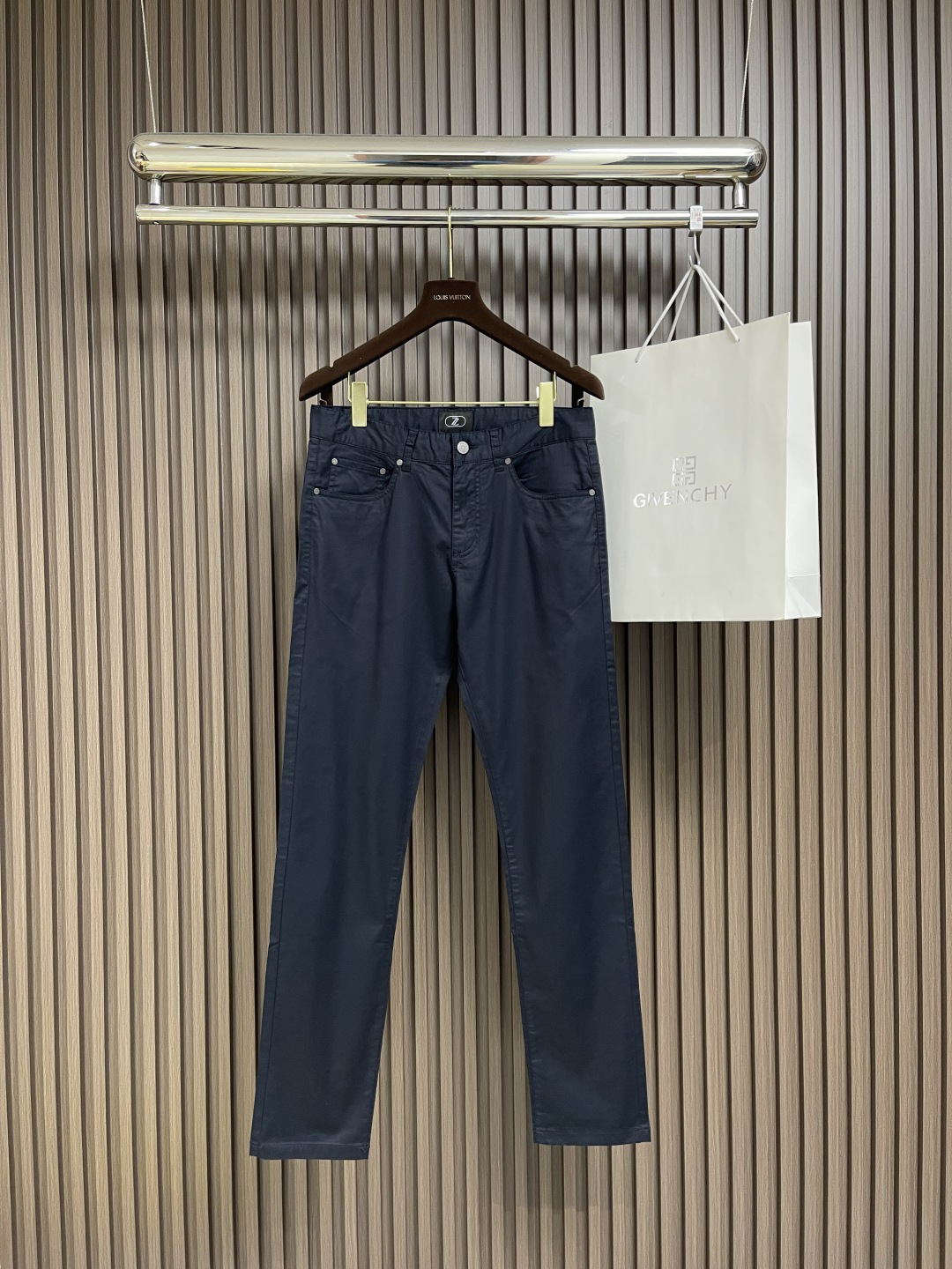 NO:118471,Zegna 2025ss early spring new casual pants, customized original fabric, high-quality customized hardware accessories, special touch, super texture, comfortable, soft and breathable, casual and loose style, the first choice for essential items in autumn and winter!  Size 30-38 There are 35 No 37,,alexander wang19860909Zegna 2025ss早春新款休闲裤,定制原版面料 高品质定制五金配件 皮肤特别手感、超级质感舒适柔软透气 休闲宽松版型 秋冬必备单品首选！尺码30-38 有35 无37,,alexander wang,Men's clothing