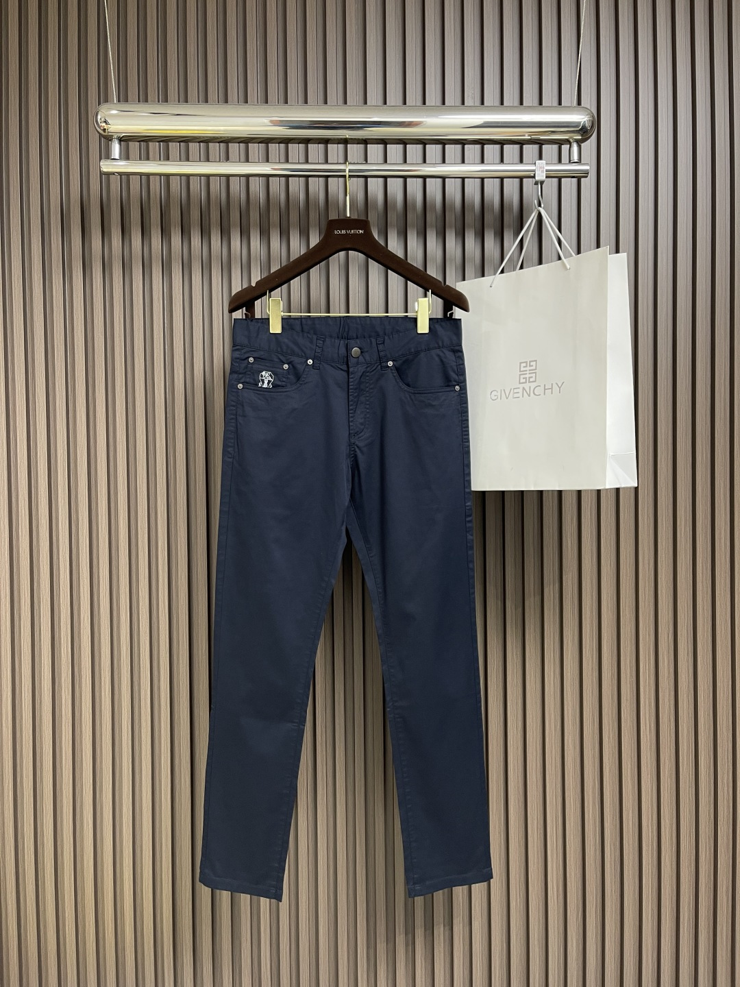 NO:118466,BrunelloCucinelli BC men's casual trousers, 2025SS early spring new style, perfect edging inside, customized original hardware, exquisite leather cards on the back, imported denim fabric for customers, wide style and versatile upper body. Size 30-38, 35, no 37,,brunello cucinelli,alexander wang19860909BrunelloCucinelli BC 男士休闲西裤,2025SS早春新款,内里完美包边,定制原版五金,背面精美皮牌,客供进口牛仔面料,版型挺阔 上身百搭.尺码30-38 有35 无37,,brunello cucinelli,alexander wang,Men's clothing