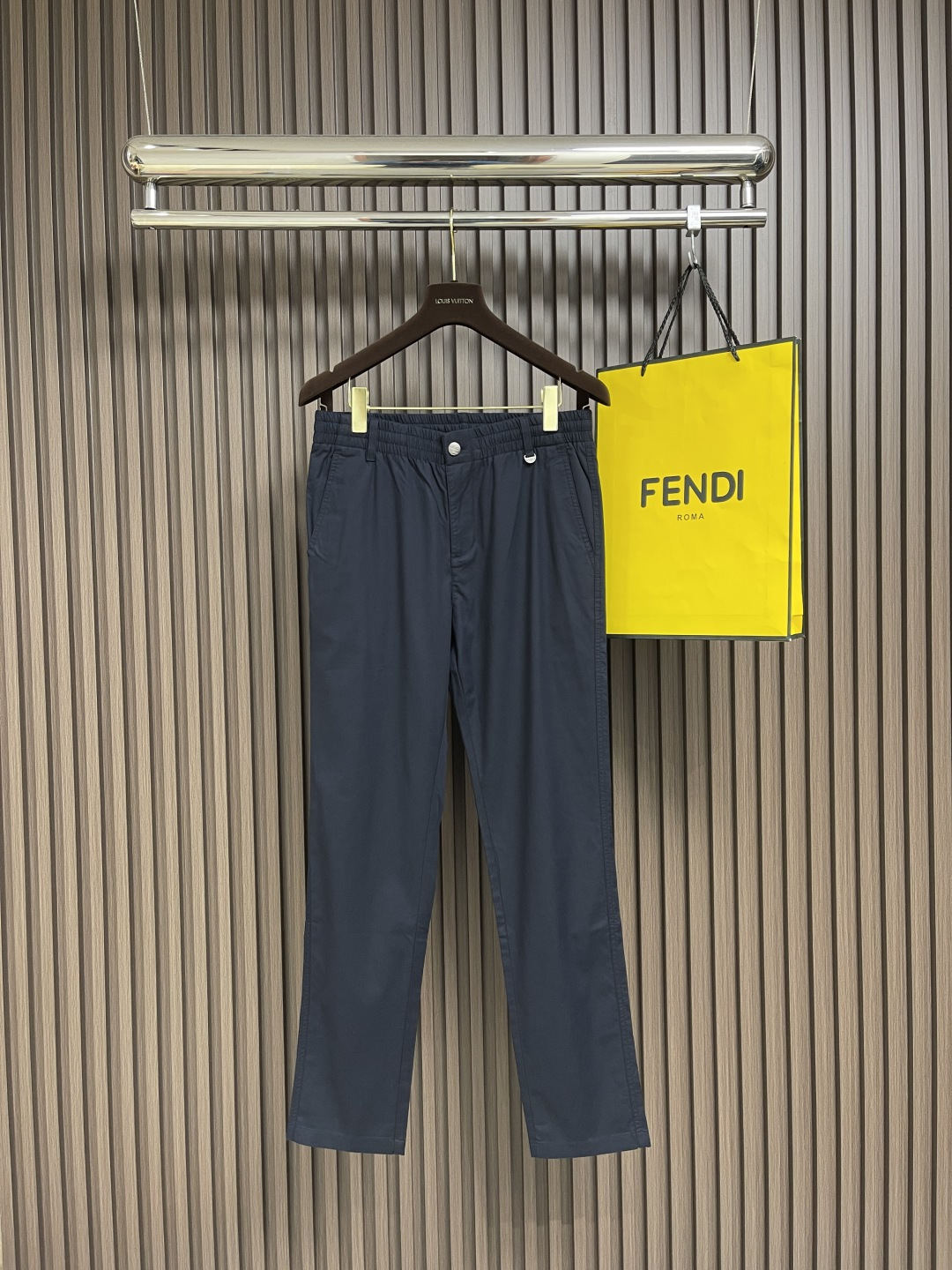 NO:118465,CANALI 2025SS Early Spring Business casual pants are fully suitable for daily business casuals. The upper body effect is super positive, the three-dimensional slim buttocks are lifted, and the leg lines are fully demonstrated, including Tennis special cotton fabric!  It belongs to the type of woven cotton!  The texture is firm and delicate, the upper body is very comfortable and stylish, and it is extremely practical and versatile, which is very worth buying!  Requested recommendations from old customers!  Size 30-38 There are 35 No 37,,alexander wang19860909CANALI 2025SS早春 商务休闲裤,日常商务休闲都完全适用的款,上身效果超正,立体修身提臀,腿部线条完全得到彰显,含天丝特殊棉面料！属于色织棉的类型！纹理紧致细腻,上身非常舒适有型,而且极为实穿百搭,非常值得入手！老客户必收推荐！尺码30-38 有35 无37,,alexander wang,Men's clothing