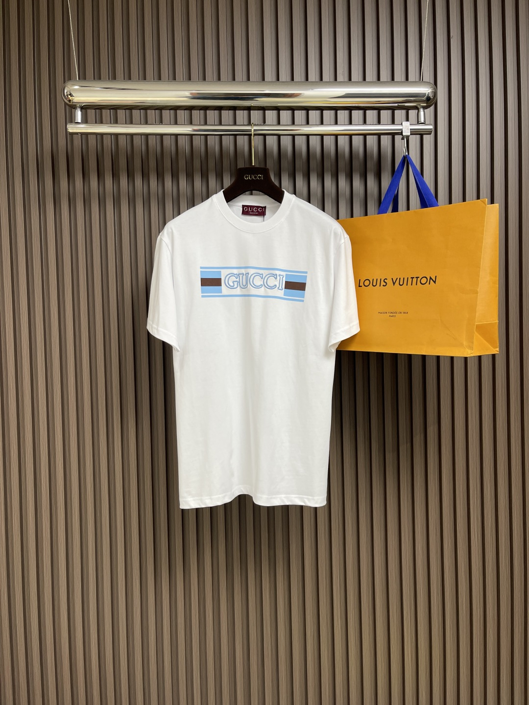 NO:118483,GUCCI Flag Printed Short-sleeved T-shirt, using 15s fine cotton plain fabric, 230g; matched with 32s double yarn thread, 300g. The main body of the letter adopts precision needle embroidery process; the embroidery is very fine and dense, the pattern is clear and the line feel is strong and three-dimensional, the overall line is straight and delicate, the fabric is comfortable and soft, the color is consistent and there is no color difference, and it can be matched with the same style to create a fashionable look, control various occasions, customize auxiliary materials, complete three standards, the same style for men and women!  Size XS-L, gucci, T-shirt,tees, t-shirt,alexander wang19860909GUCCI 旗帜印绣短袖T恤,采用15s精棉平纹面料,230g；搭配32s双纱螺纹,300g.字母主体采用精密挨针绣工艺；刺绣非常精细针法绵密,图案清晰且线条感和立体感强,整体走线平直细腻 面料舒适柔软 颜色一致无色差 能与同款搭配营造时尚造型,驾驭各种场合,定制辅料,三标齐全,男女同款！尺码XS-L,,gucci,T-shirt,tees，t-shirt,alexander wang,Men's clothing