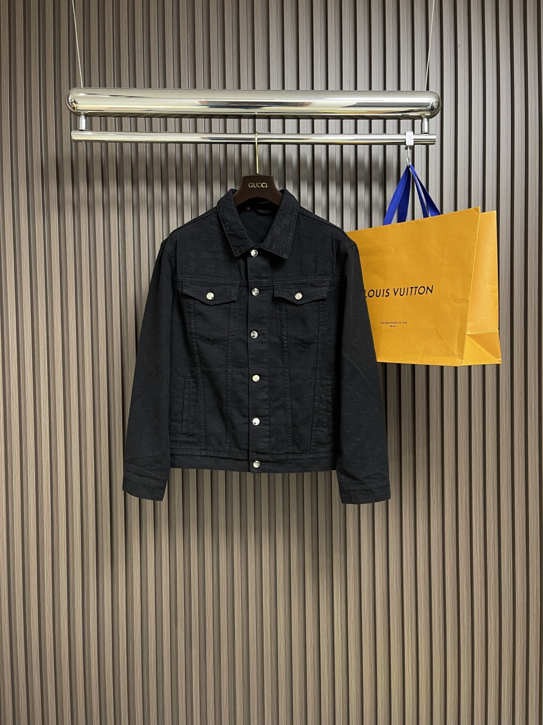 NO:118470,Top, pants, gucci, full-print embroidered denim jacket, jeans suit, dark color matching ingeniously interprets the exquisiteness of the early autumn atmosphere. Behind the simple and unpretentious colors are complex internal structures and low-key and restrained details, simple but not simple. This regular version is made of stone-milled tannin fabric, cleverly incorporates gucci embroidery and red and green webbing and lifting ring details, which doubles the charm of the entire design. It can be matched with the same style to create a fashionable look, control various occasions, customize auxiliary materials, complete three standards, the same style for men and women!  Top size 46-48-50-52 Pants size 30-31-32-33-34-36, gucci,jeans,jackets & coats,alexander wang19860909上衣 裤子P gucci 满印刺绣牛仔外套牛仔裤套装,深色配色匠心演绎早秋氛围感满溢的精致,朴实无华的色彩背后潜藏着复杂的内部构造和低调内敛的细节,简约而不简单.这款常规版型以石磨水洗丹宁面料匠心打造,巧妙融入gucci刺绣和红绿织带 提环细节,令整个设计魅力倍增.能与同款搭配营造时尚造型,驾驭各种场合,定制辅料,三标齐全,男女同款！ 上衣码数46-48-50-52 裤子码数30-31-32-33-34-36,,gucci,jeans,jackets & coats,alexander wang,Men's clothing