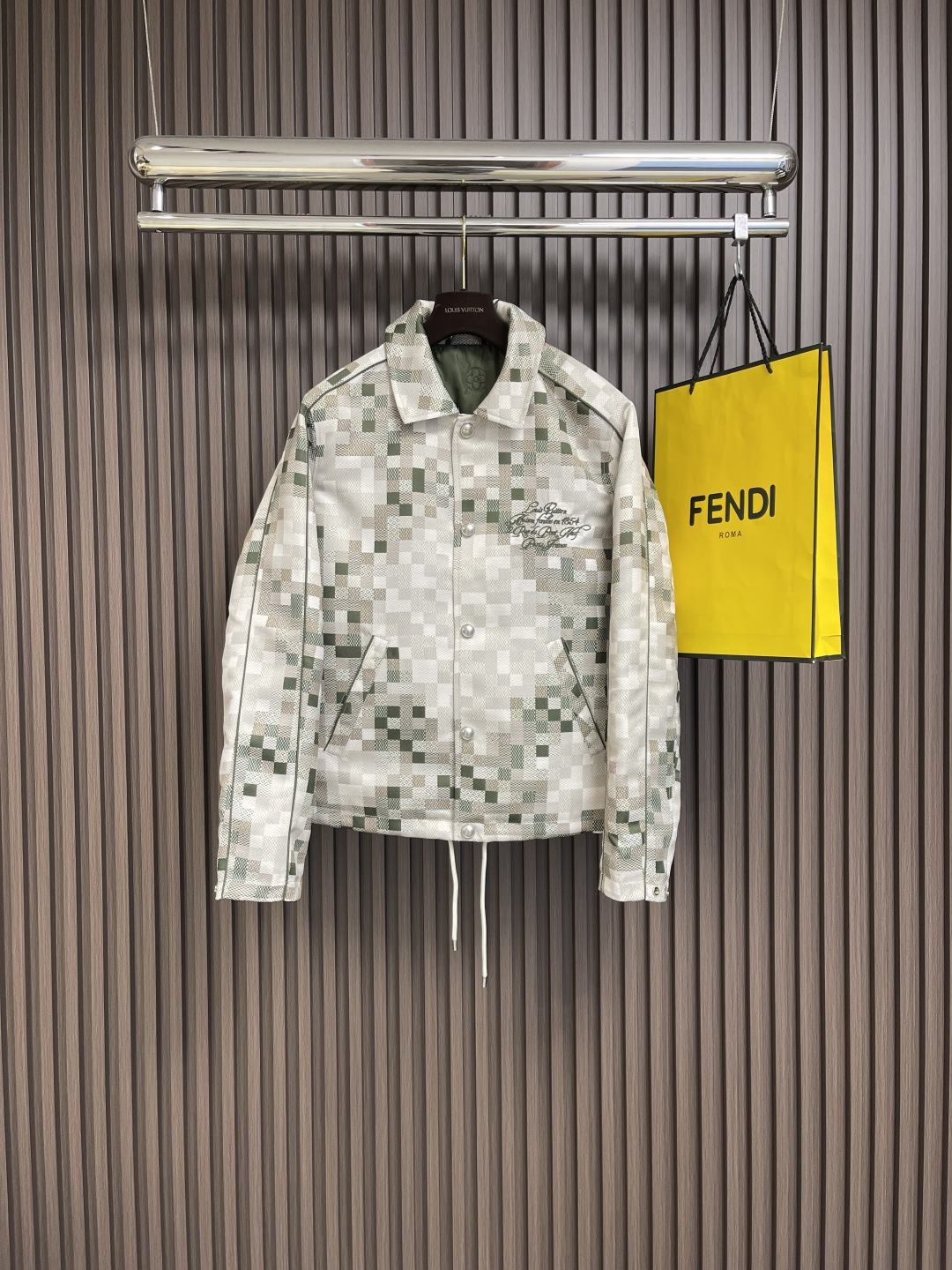 NO:118450,LV 2025ss new camouflage plaid coach jacket, imported yb fabric, with wide texture and smooth feel, using a smooth texture to build an elegant and sporty silhouette, reshaping classic patterns with pixel effect printing like snakeskin texture, embroidered Louis Vuitton logo on the chest, high-end luxury, and the trim details of the sleeves and pockets add fashionable strokes. Size S-XL,,louis vuitton,louis vuitton,jackets & coats,jackets & coats,snakeskin,alexander wang19860909LV 2025ss新款迷彩格教练夹克外套,进口yb面料,质感挺阔,手感顺滑,采用顺滑质感构筑雅致运动廓形,以宛如蛇皮纹理的像素效果印花重塑经典图案,胸前刺绣路易威登标识,高端奢华,衣袖与口袋的镶边细节再添时尚笔触.尺码S-XL,,louis vuitton,louis vuitton,jackets & coats,jackets & coats,snakeskin,alexander wang,Men's clothing