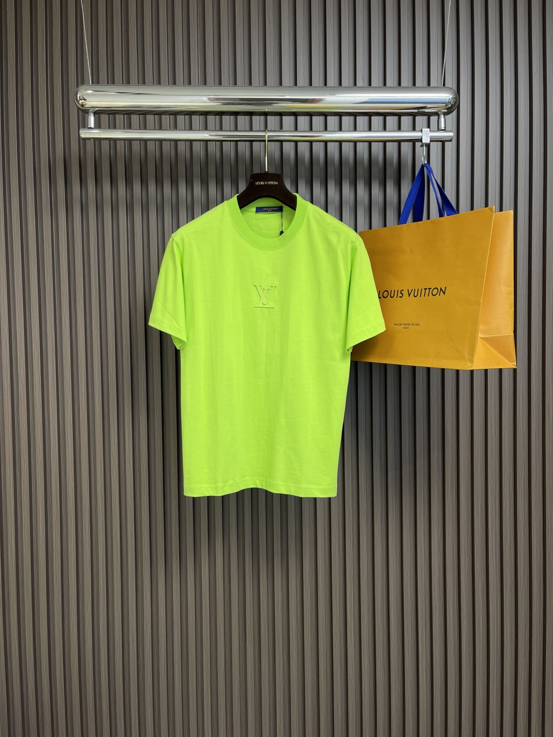 NO:118479,LV glue logo couple short-sleeved T-shirt, with a striking large V letter logo under the collar, which echoes the V reverse label at the collar behind, highlighting the details of the product. The overall simple but not vulgar, generous and decent!  Customer-supplied knitted organic cotton fabric, the fabric feels thick. The upper body has a hard texture, and the small one can hold it up without breaking it!  Size S-XL, louis vuitton, T-shirt,tees, t-shirt,alexander wang19860909LV 压胶logo情侣款短袖T恤,领口下方醒目的大v字母标识压胶logo点缀 与背后领口处的v反转标签相互呼应,突显出品p细节 整体简而不俗,大方得体！客供针织有机棉面料制作,面料手感属于厚款 上身自带硬挺质感,小个子也能撑起来,不拉塌！尺码S-XL,,louis vuitton,T-shirt,tees，t-shirt,alexander wang,Men's clothing