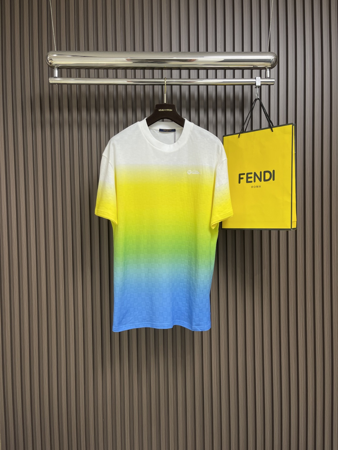 NO:118446,LV tie-dyed gradient short-sleeved round neck T-shirt!  Customized checkerboard cotton fabric, breathable and comfortable, color gradient processing, presenting an excessive effect between colors, unique and fashionable, loose and stylish, and can be controlled by both men and women!  Size S-XL, louis vuitton, T-shirt,tees, t-shirt,alexander wang19860909LV 扎染渐变短袖圆领t恤！定制棋盘格棉质面料,透气舒适,色彩渐变工艺处理,呈现出色彩间过度效果,独特洋气,宽松版型剪裁,上身松弛时髦,男女均可驾驭！尺码S-XL,,louis vuitton,T-shirt,tees，t-shirt,alexander wang,Men's clothing