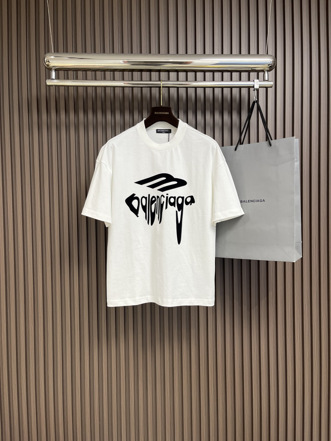 NO:152622,Balenciaga 2025ss Early Spring New 3m Water Drop Printing Short-Sleeve T-shirt, adopting the water slurry penetration printing process is a printing technology that can achieve high permeability. The permeation slurry will be evenly applied to the surface of the fabric, and then it is dried into a film by ultraviolet curing, etc. The effect of the water washing hole can make the clothes show a better visual effect and feel through different water washing processes; it can be matched with the same style to create a fashionable shape, control various occasions, customize auxiliary materials, complete three standards, and the same style for men and women!  Size M-XXL M-size 69cm bust 110cm shoulder width 56.5cm L-size 70cm bust 114cm shoulder width 58cm XL-size 71cm bust 118cm shoulder width 59.5cm XXL-size 72cm bust 122cm shoulder width 61cm, balenciaga, T-shirt,tees, t-shirt,alexander wang19860909balenciaga 2025ss早春新款 3m水滴印花短袖T恤,采用水浆渗透印花工艺是一种能够实现高渗透率的印花技术.渗透浆会均匀地涂布在织物表面上,然后通过紫外线固化等方式使其干燥成膜,水洗破洞效果在通过不同的水洗工艺可以使衣物呈现出更好的视觉效果和手感；能与同款搭配营造时尚造型,驾驭各种场合,定制辅料,三标齐全,男女同款！尺码M-XXL M码衣长69cm 胸围110cm 肩宽56.5cm L码衣长70cm 胸围114cm 肩宽58cm XL码衣长71cm 胸围118cm 肩宽59.5cm XXL码衣长72cm 胸围122cm 肩宽61cm,,balenciaga,T-shirt,tees，t-shirt,alexander wang,Men's clothing