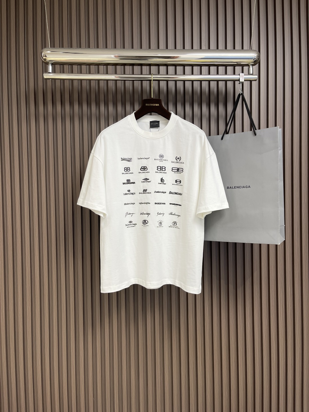 NO:118459,Balenciaga classic printed basic short-sleeved T-shirt printing adopts imported direct injection process, breathable, and the details are reproduced one by one. It uses 230g cotton fabric 32 fine double cotton yarn plain patterns, and the non-erosive dust-wool process. The back joint of the shoulder and garment sewing chain is made of 0.8cm bundle strips, and the tray type bundle machine edge double chain wrapping thread seam pure cotton fabric. Size S-XXL S size bust 108cm shoulder width 55cm long 68.5cm M size bust 112cm shoulder width 57cm long 70.5cm L size bust 116cm shoulder width 59cm long 72.5cm XL size bust 120cm shoulder width 60cm long 74.5cm XXL size bust 124cm shoulder width 61cm  Clothes length 76cm, balenciaga, balenciaga, T-shirt,tees, t-shirt,alexander wang19860909Balenciaga 巴黎世家 经典印花基础短袖T恤 印花采用进口直喷工艺 透气,细节版本一比一复刻,采用230g棉质布料32支精双棉纱平纹,无蚀尘毛艺工处布理面,衣肩服缝链后接幅采内用包0.8cm捆条,特拉种捆机器边双锁链包线缝纯棉制定面料.尺码S-XXL S码胸围108cm 肩宽55cm 衣长68.5cm M码胸围112cm 肩宽57cm 衣长70.5cm L码胸围116cm 肩宽59cm 衣长72.5cm XL码胸围120cm 肩宽60cm 衣长74.5cm XXL码胸围124cm 肩宽61cm 衣长76cm,,balenciaga,balenciaga,T-shirt,tees，t-shirt,alexander wang,Men's clothing