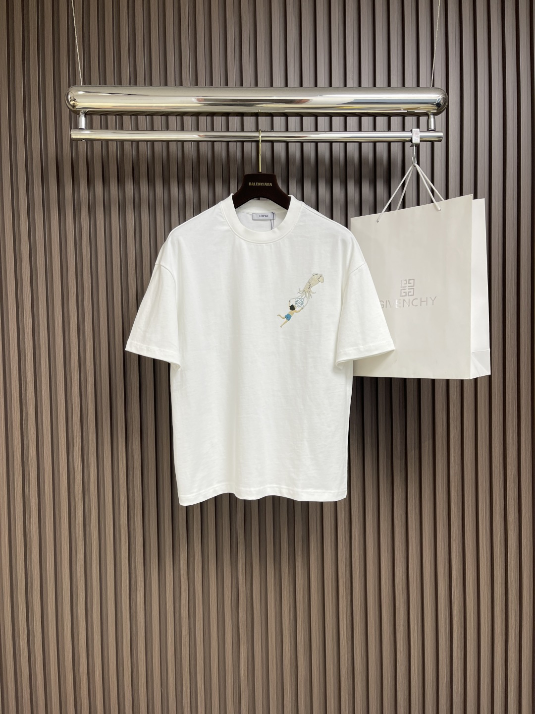 NO:152627,loewe octopus embroidered short-sleeved T-shirt, which uses all cotton fabric. The embroidery part uses the Baibailingdawan needle embroidery machine. The needle mixing process is used. The needle is dense, the pattern is clear and the line feel is strong and three-dimensional. The overall thread is straight and delicate. The fabric is comfortable and soft, and the color is consistent and there is no color difference. It can be matched with the same style to create a fashionable look. It can be customized for various occasions, customized auxiliary materials, complete three standards, the same style for men and women!  Size M-XXL M-size clothes 69cm bust 110cm shoulder width 56.5cm L-size clothes 70cm bust 114cm shoulder width 58cm XL-size clothes 71cm bust 118cm shoulder width 59.5cm XXL-size clothes 72cm bust 122cm shoulder width 61cm,,loewe,T-shirt,tees,t-shirt,alexander wang19860909loewe 八爪鱼刺绣短袖T恤,采用全棉面料,刺绣部分采用白百灵达万针刺绣机器作业,运用掺针刺绣工艺,针法绵密,图案清晰且线条感和立体感强,整体走线平直细腻 面料舒适柔软 颜色一致无色差 能与同款搭配营造时尚造型,驾驭各种场合,定制辅料,三标齐全,男女同款！尺码M-XXL M码衣长69cm 胸围110cm 肩宽56.5cm L码衣长70cm 胸围114cm 肩宽58cm XL码衣长71cm 胸围118cm 肩宽59.5cm XXL码衣长72cm 胸围122cm 肩宽61cm,,loewe,T-shirt,tees，t-shirt,alexander wang,Men's clothing